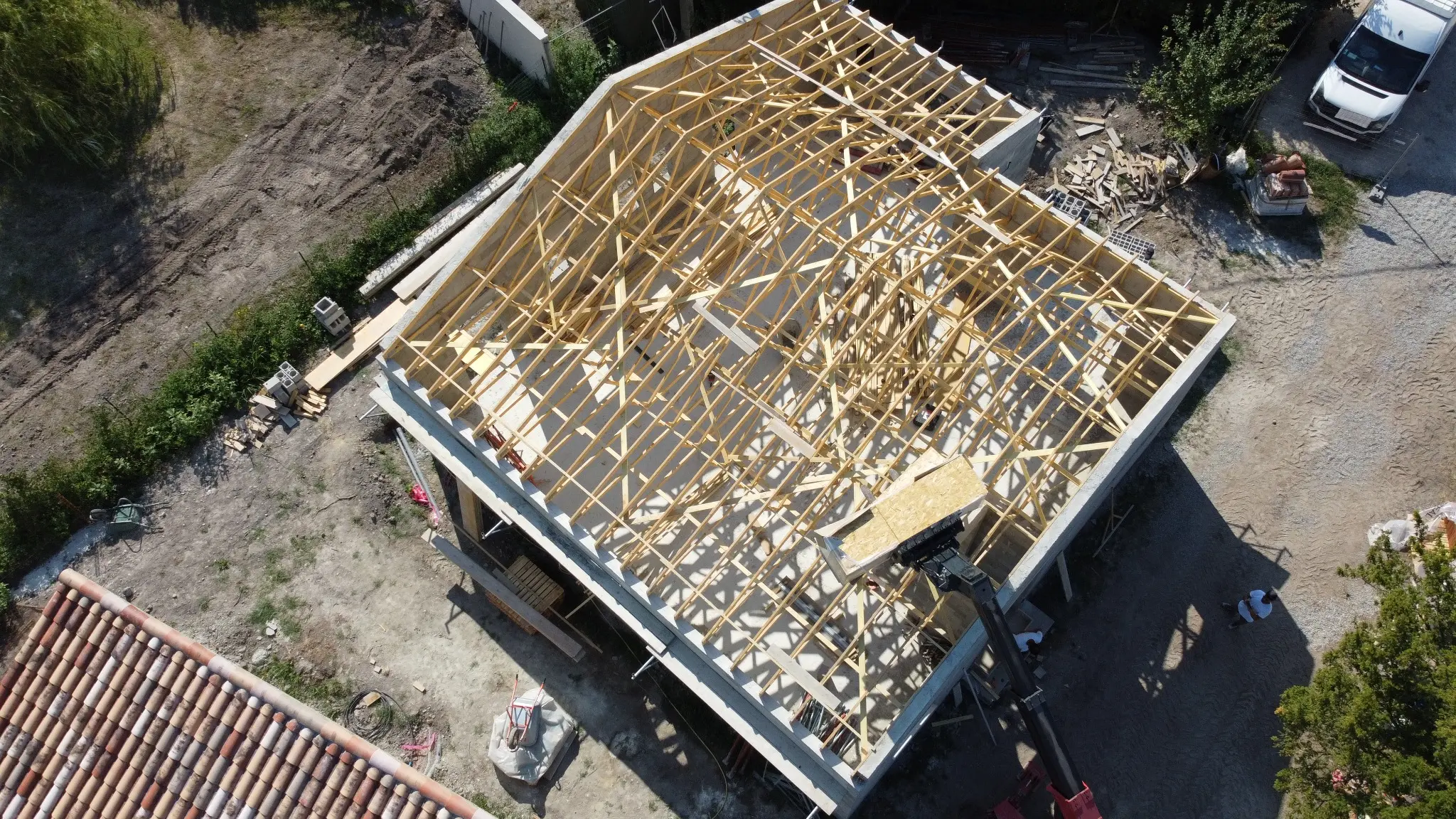 Charpente fermette quatre pentes sur une maison à Althen-des-Paluds