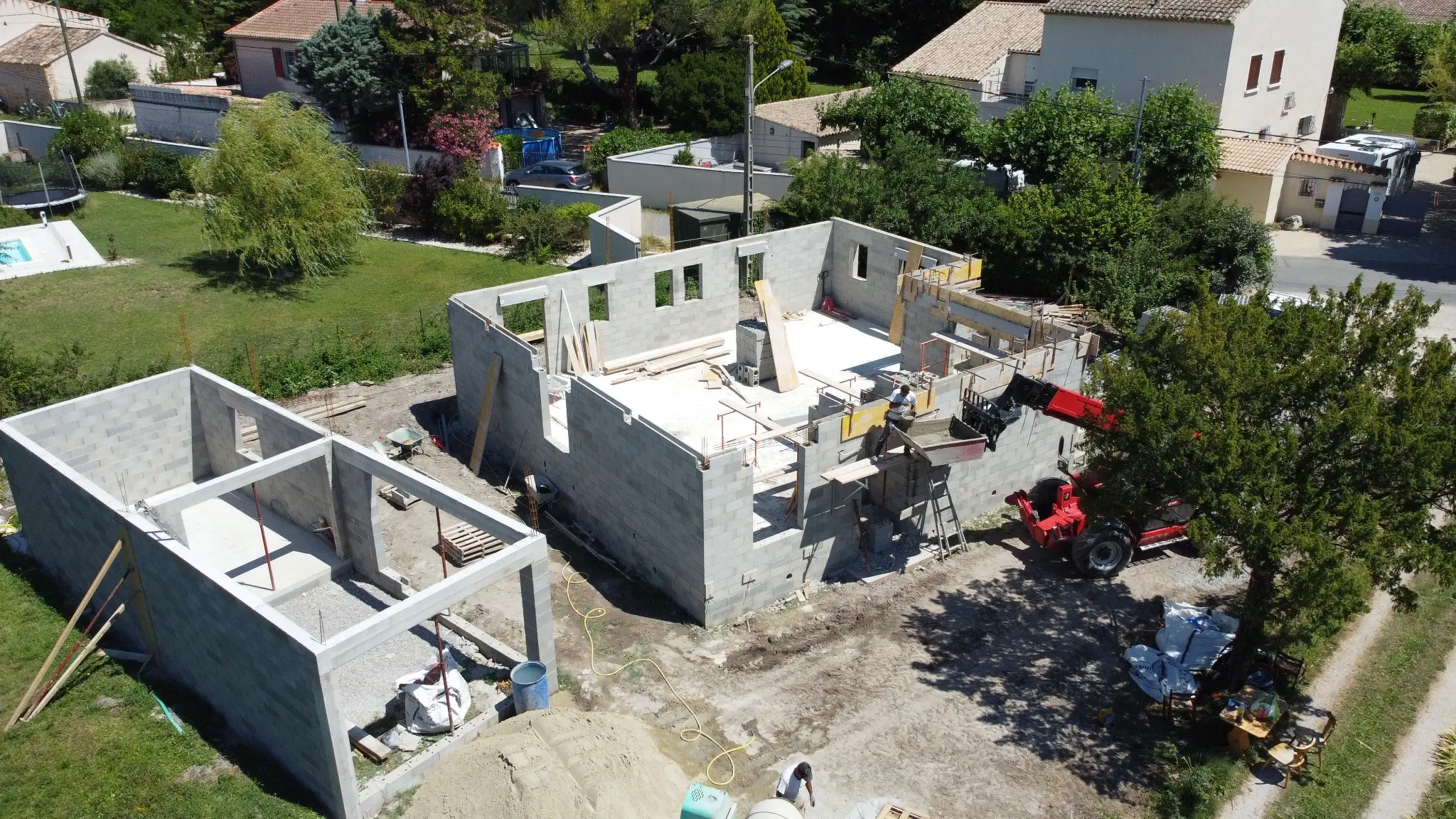 Élévation des murs d’une maison de plain-pied et de son garage à Althen-des-Paluds