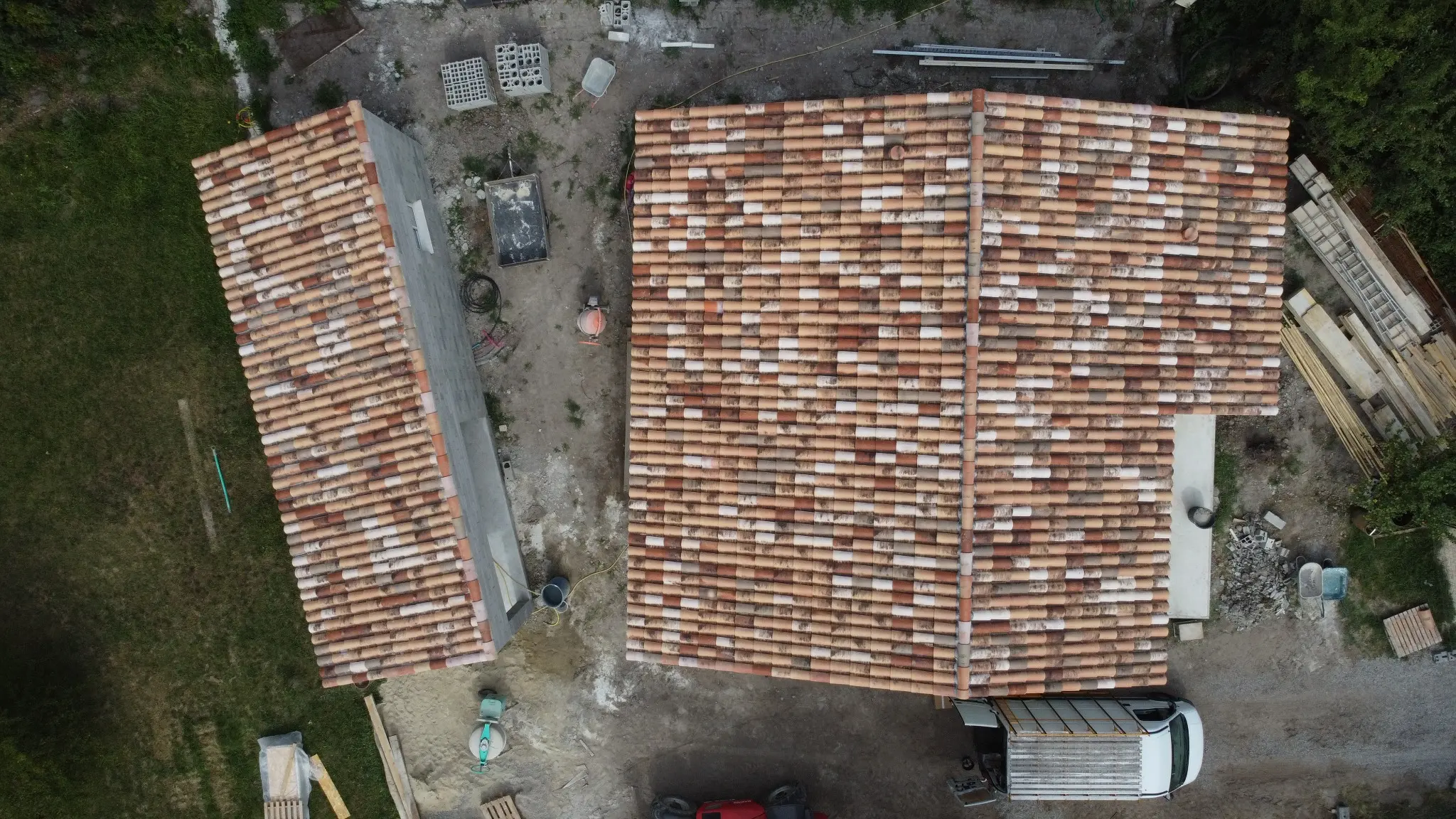 Vue aérienne des toitures en tuiles d’une maison et d’un garage à Althen-des-Paluds