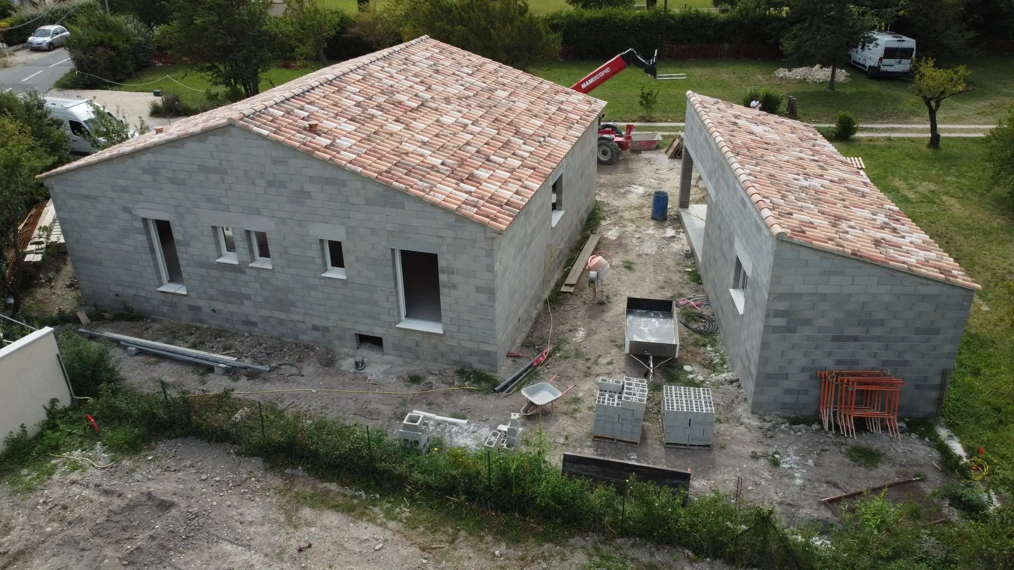 Vue arrière d’une maison neuve et d’un garage à Althen-des-Paluds