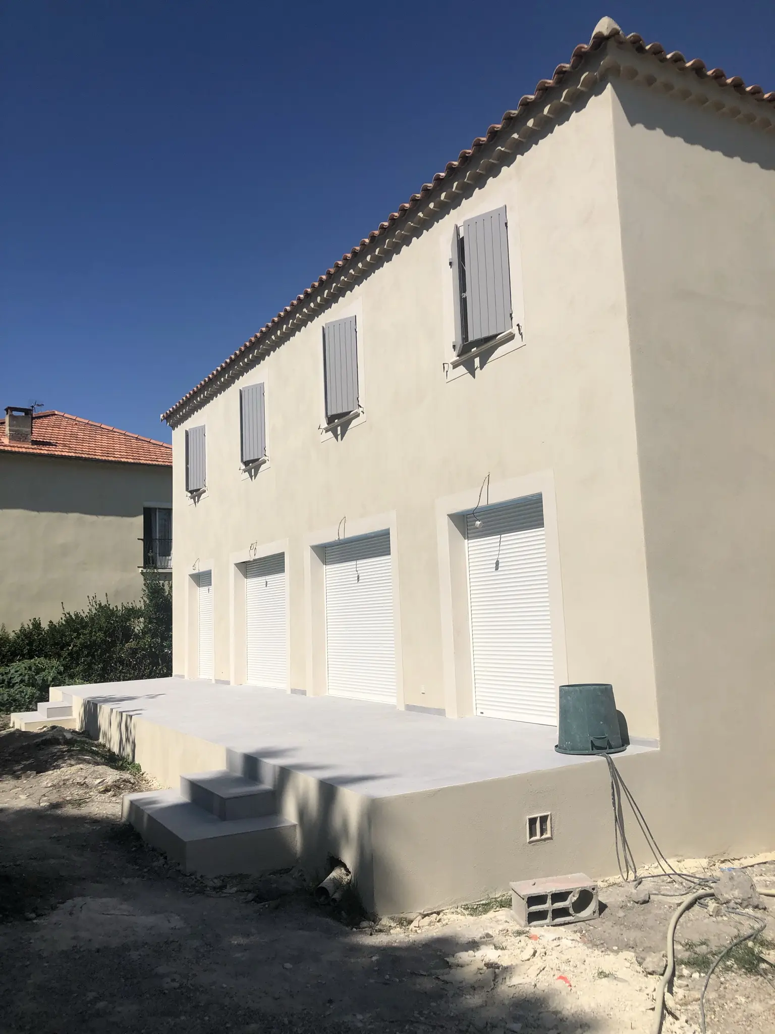 Terrasse et façade arrière terminées à Althen-des-Paluds