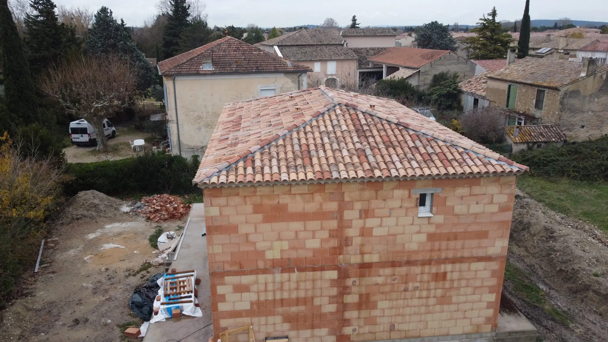 Toiture quatre pentes en tuiles d’une construction à Althen-des-Paluds