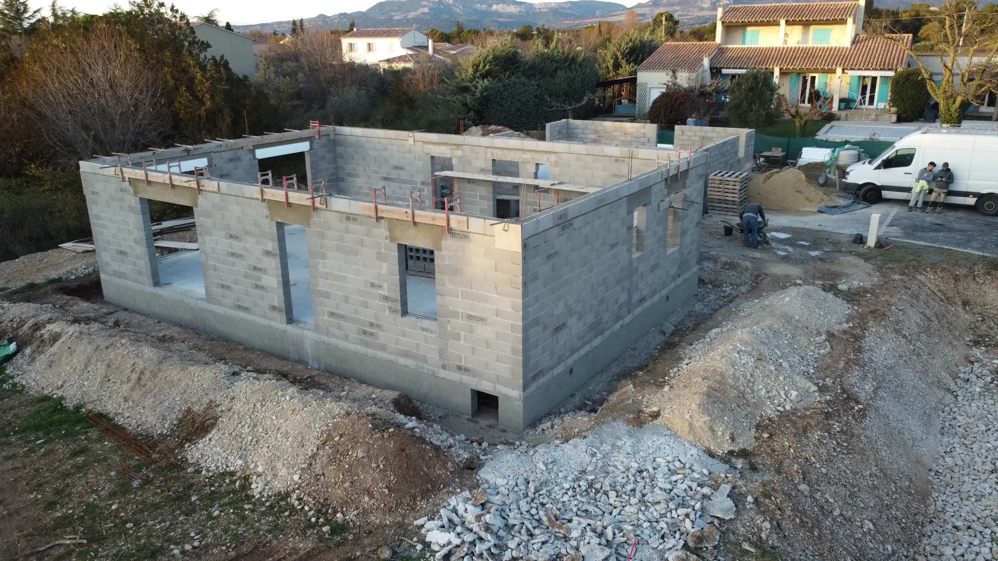 Élévation des murs porteurs d’une maison neuve à Carpentras