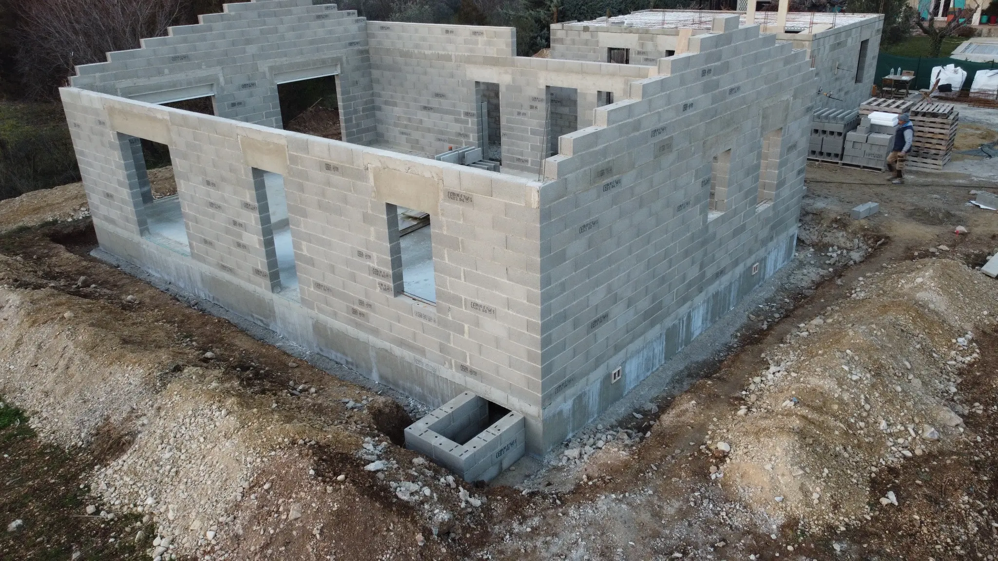 Pignons et chaînages de maisons neuves construites à Carpentras