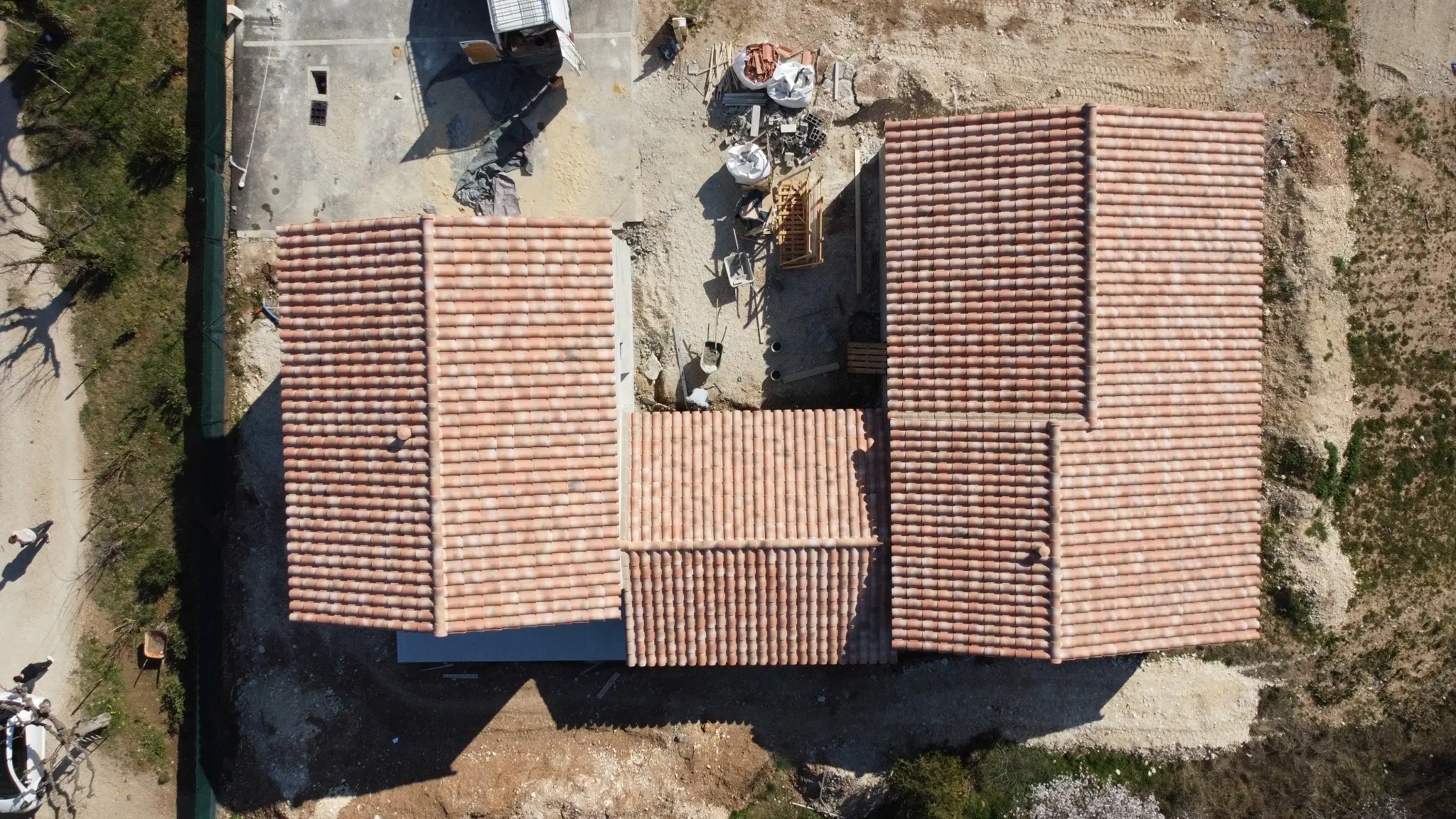Vue aérienne des toitures en tuiles de deux maisons à Carpentras