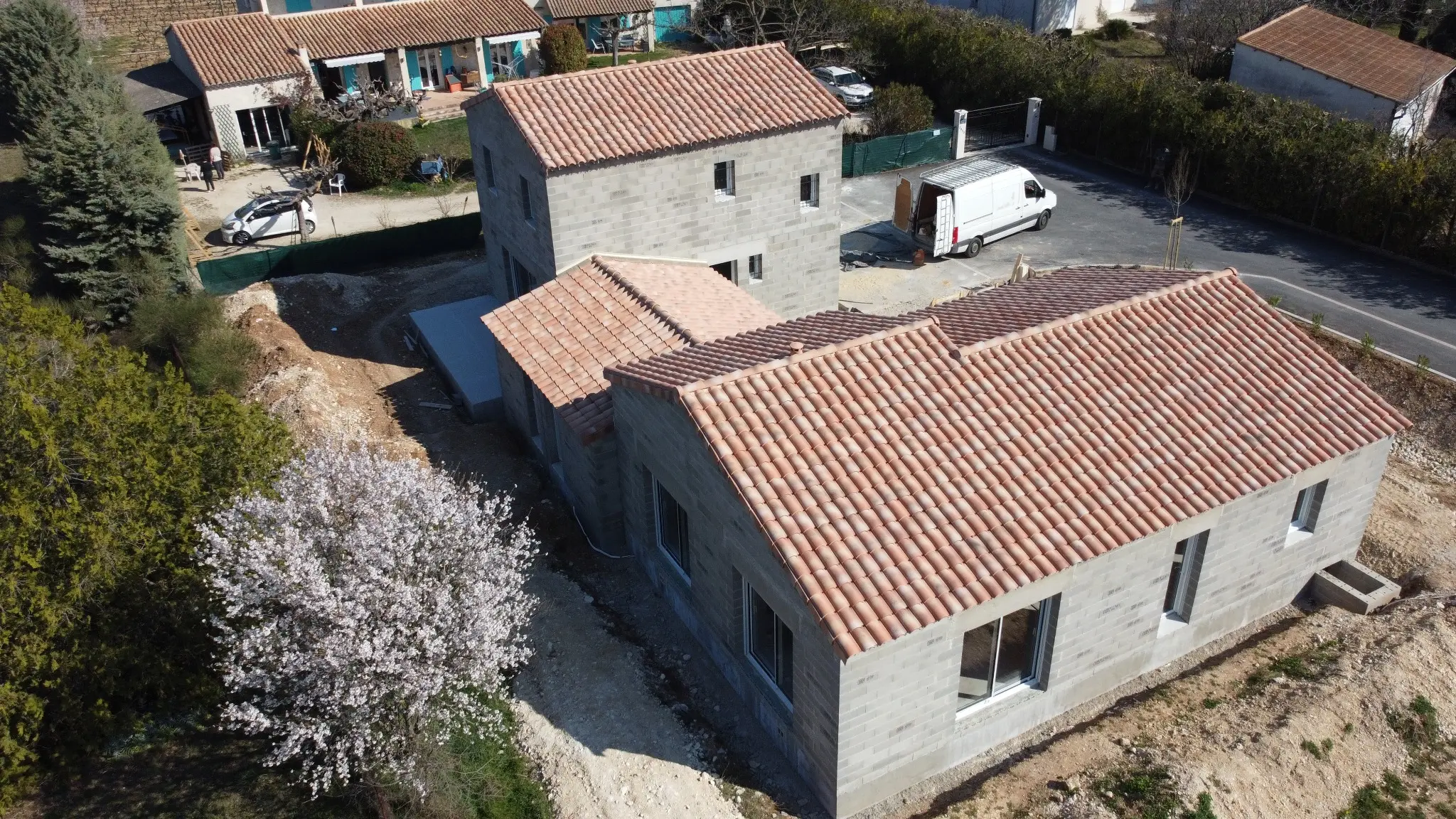 Vue latérale de deux maisons neuves réalisées à Carpentras
