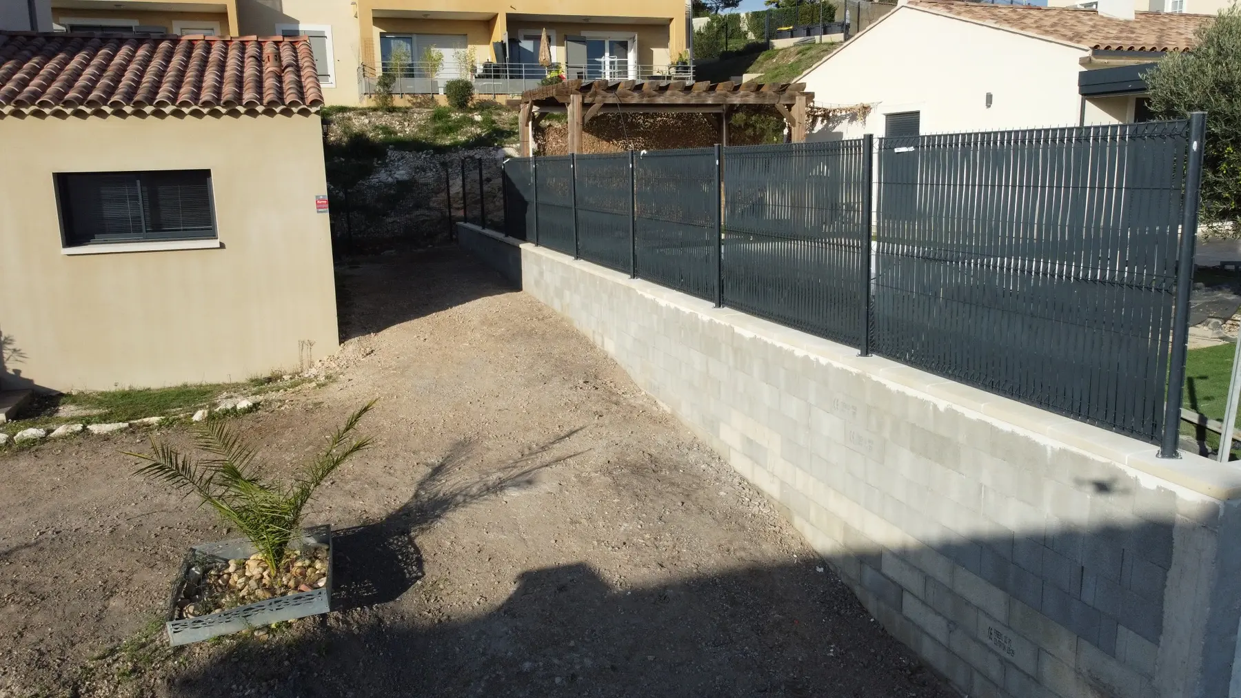 Mur de soutènement avec clôture rigide à Châteauneuf-du-Pape