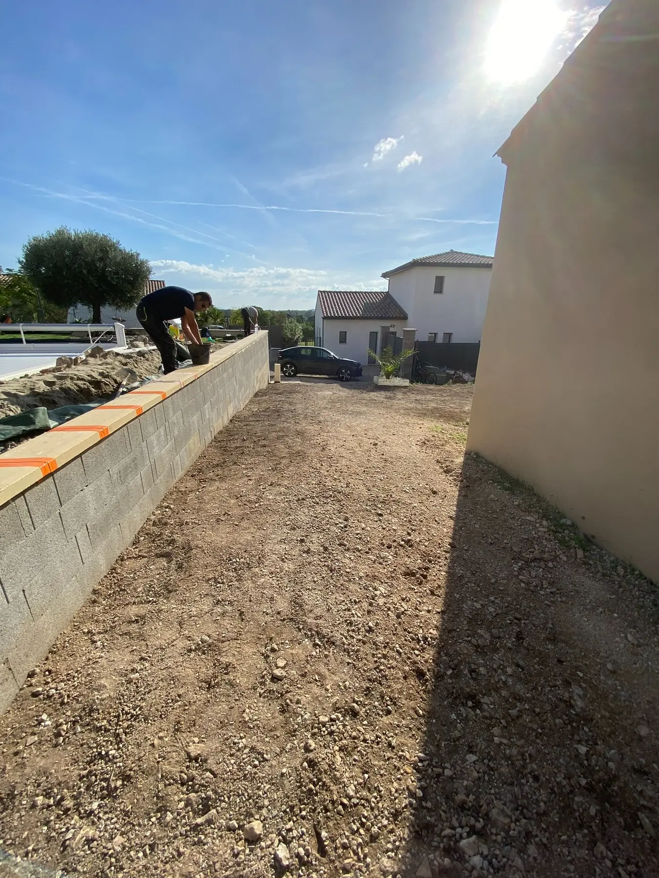 Pose de couvertines sur un mur de soutènement à Châteauneuf-du-Pape