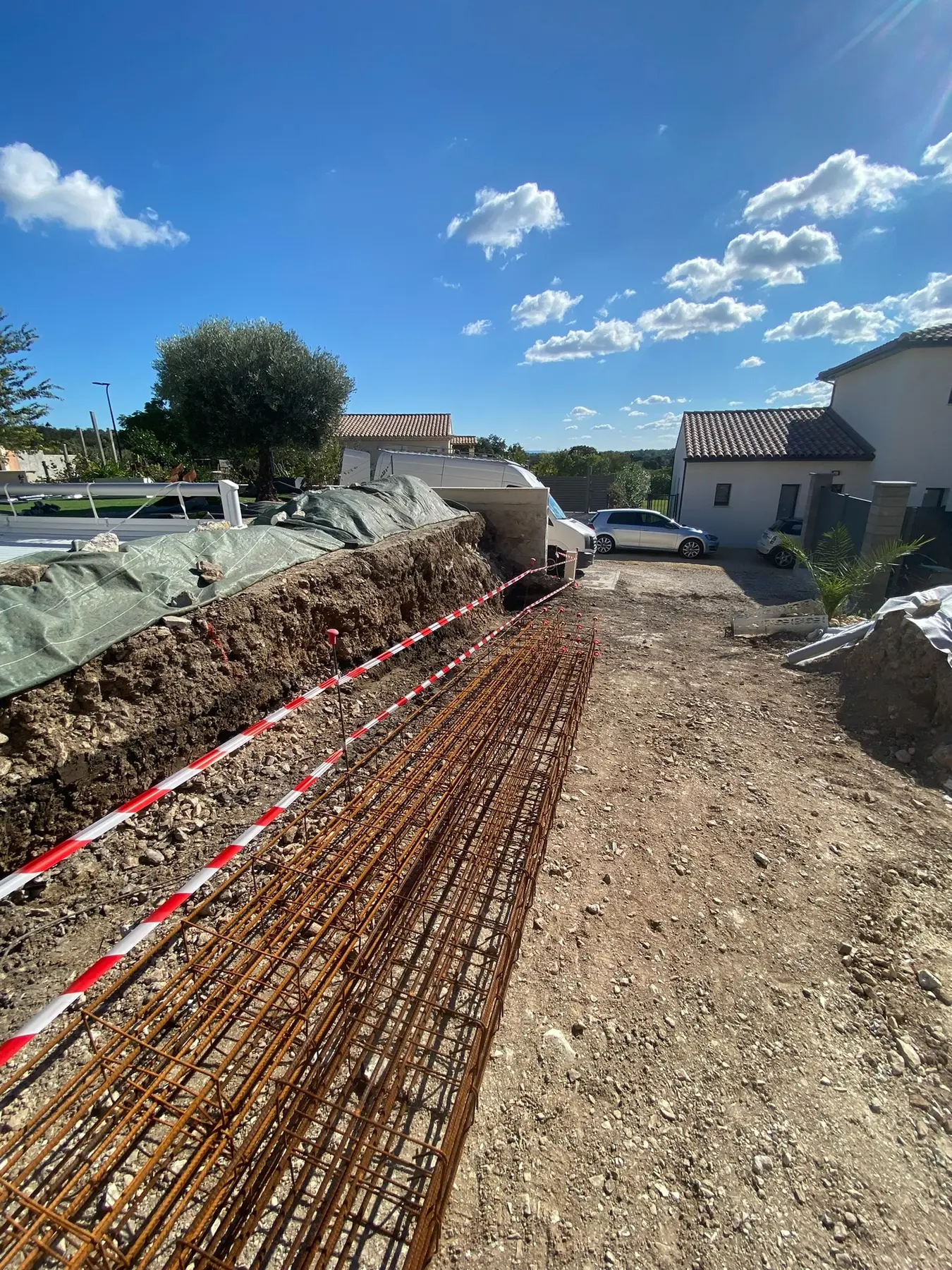 Cages d’armatures préparées pour un mur de soutènement à Châteauneuf-du-Pape