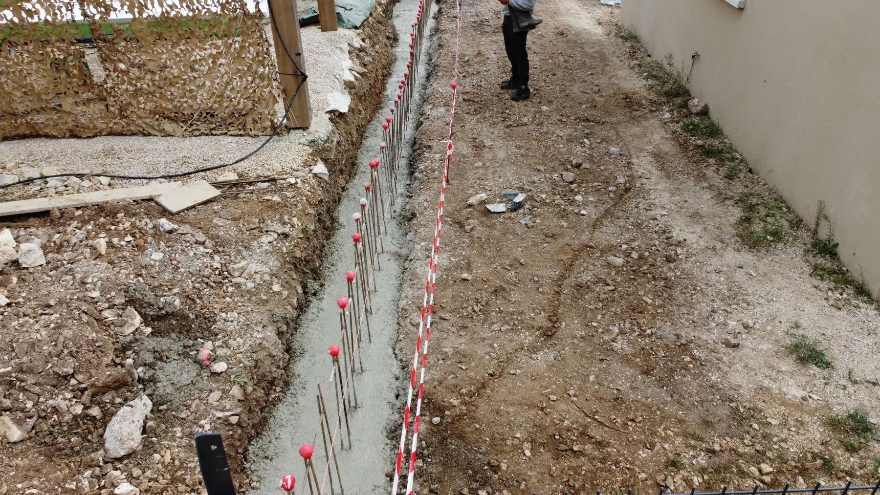 Vue aérienne des armatures d’un mur de soutènement à Châteauneuf-du-Pape