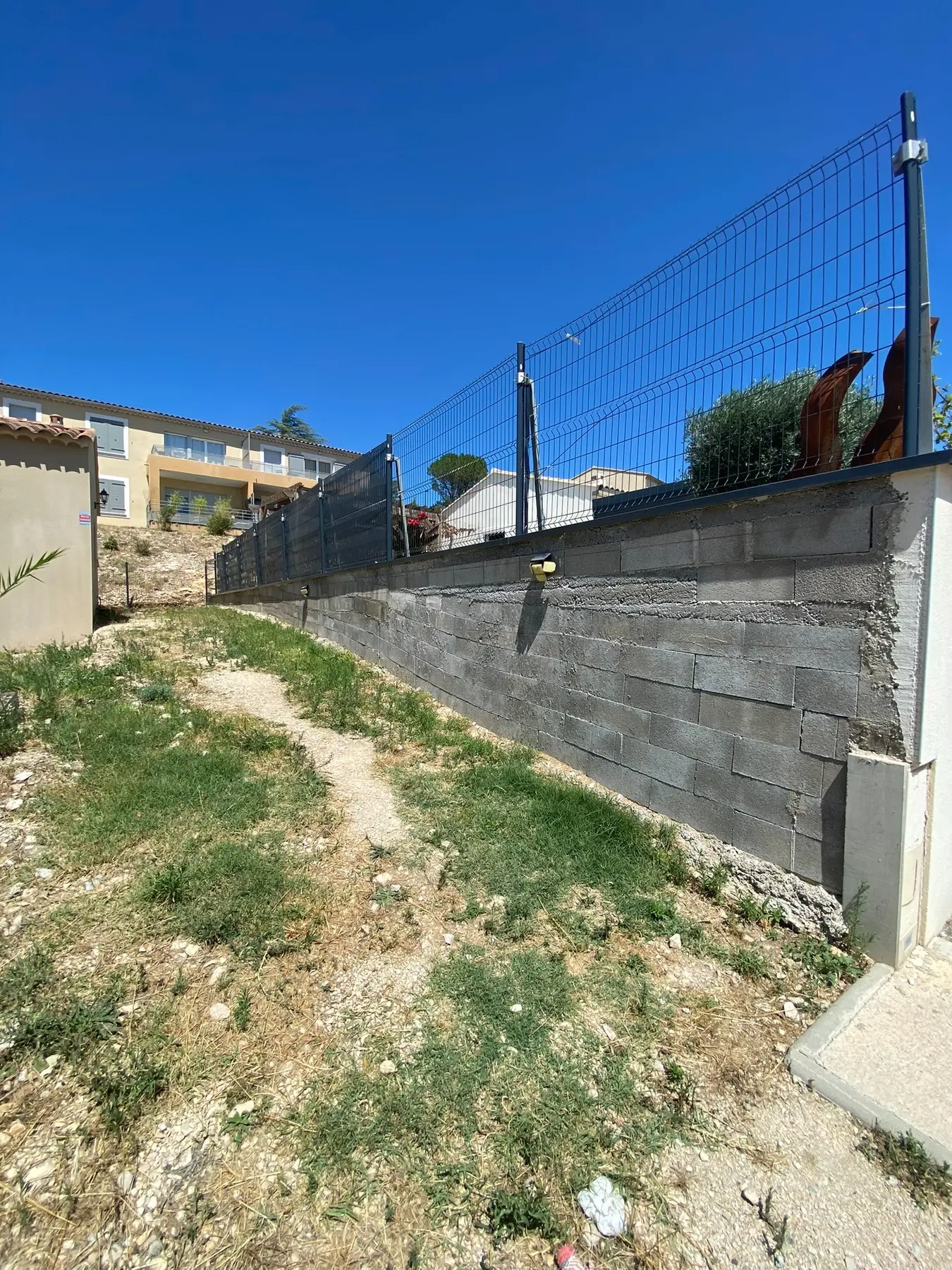 Ancien mur de soutènement avant démolition à Châteauneuf-du-Pape