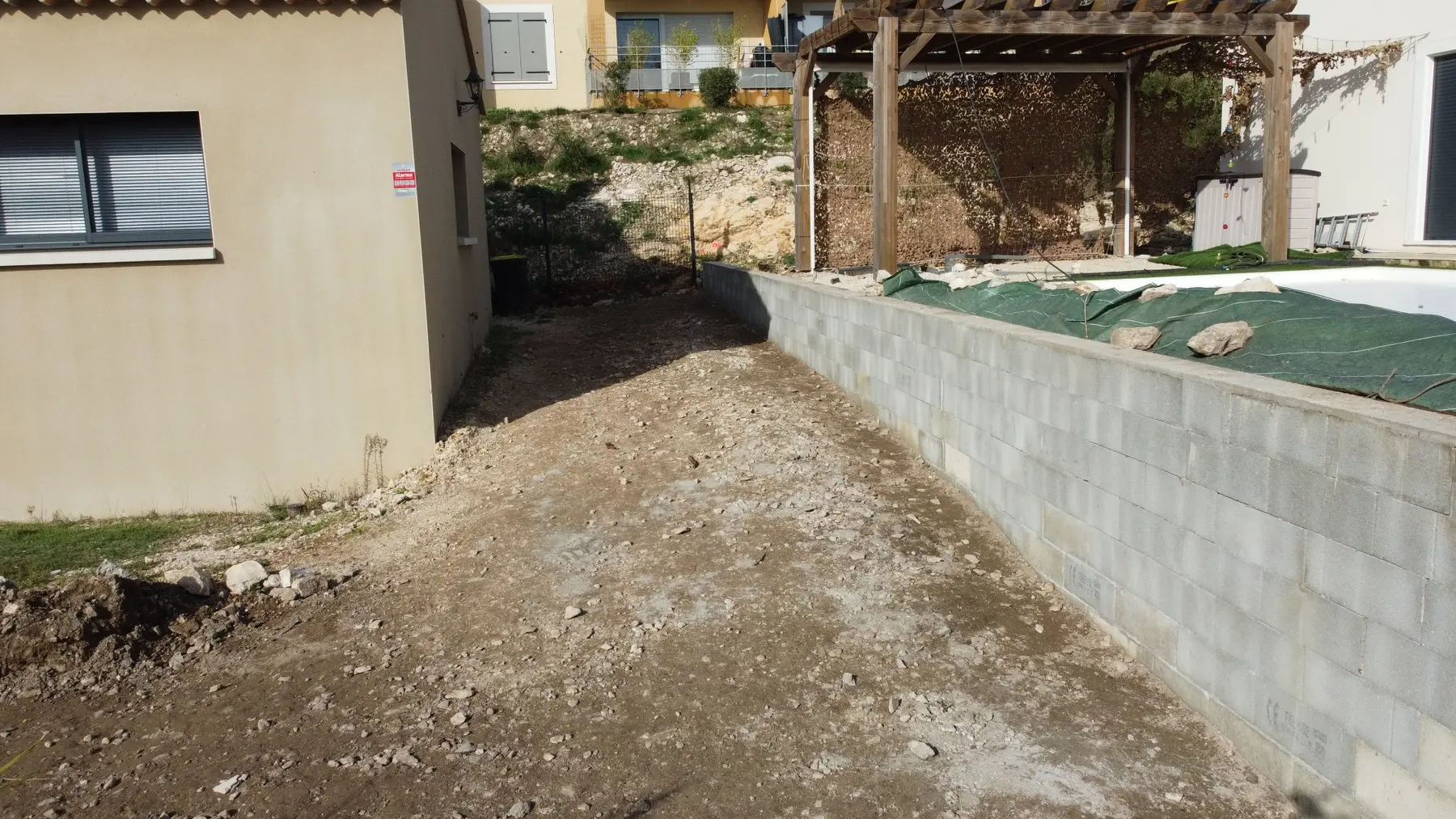 Mur de soutènement terminé avant pose de la clôture à Châteauneuf-du-Pape
