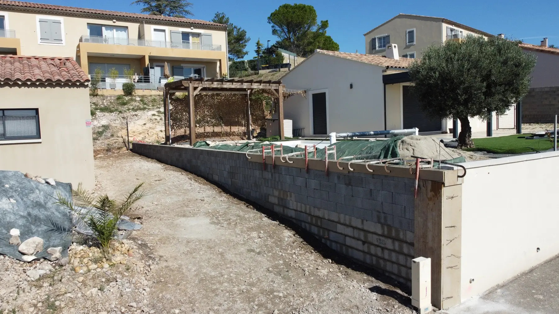 Soubassement d’un mur de soutènement en reconstruction à Châteauneuf-du-Pape