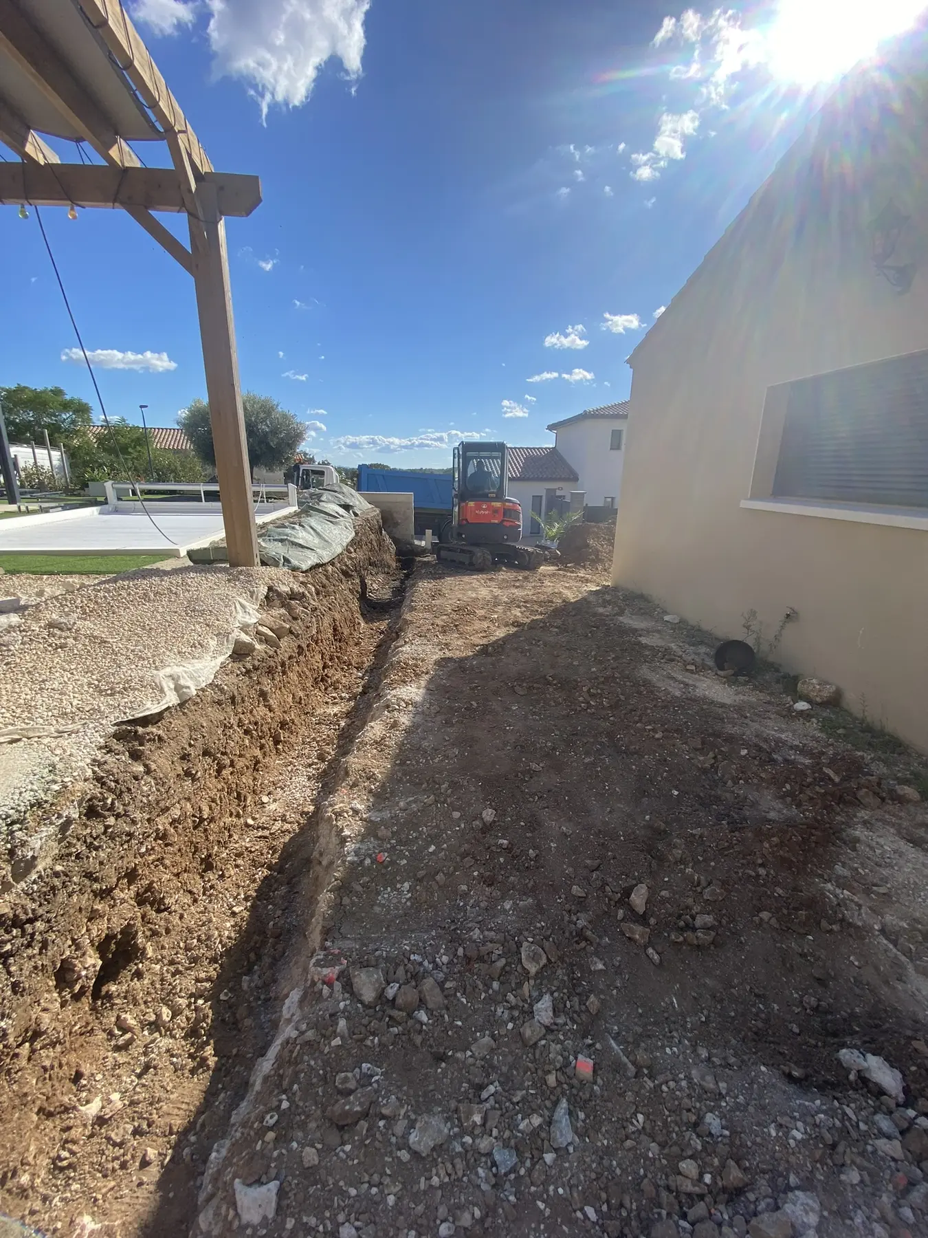 Terrassement et fouilles pour un mur de soutènement à Châteauneuf-du-Pape