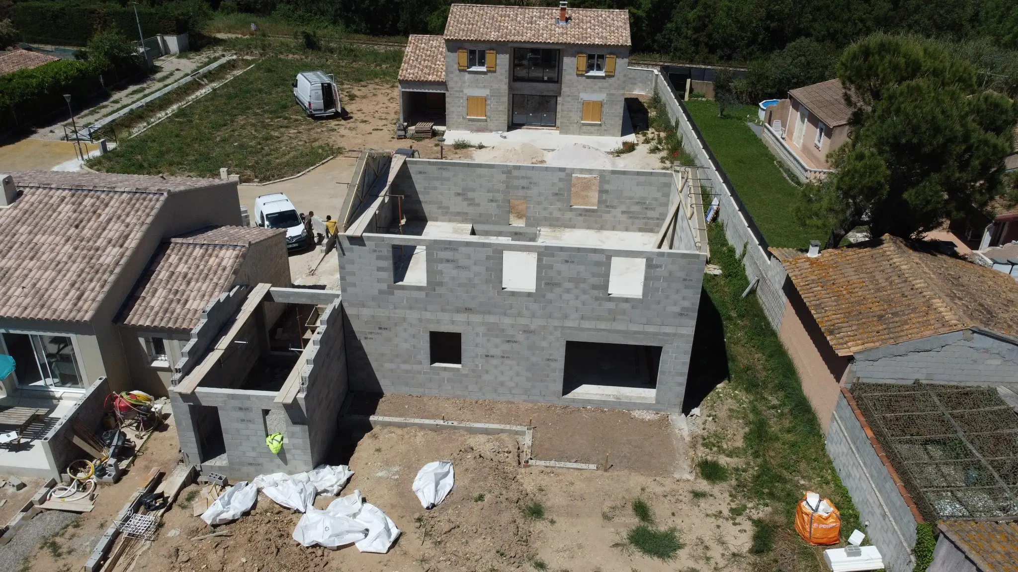 Élévation des murs d’une maison R+1 avec garage à Fontvieille