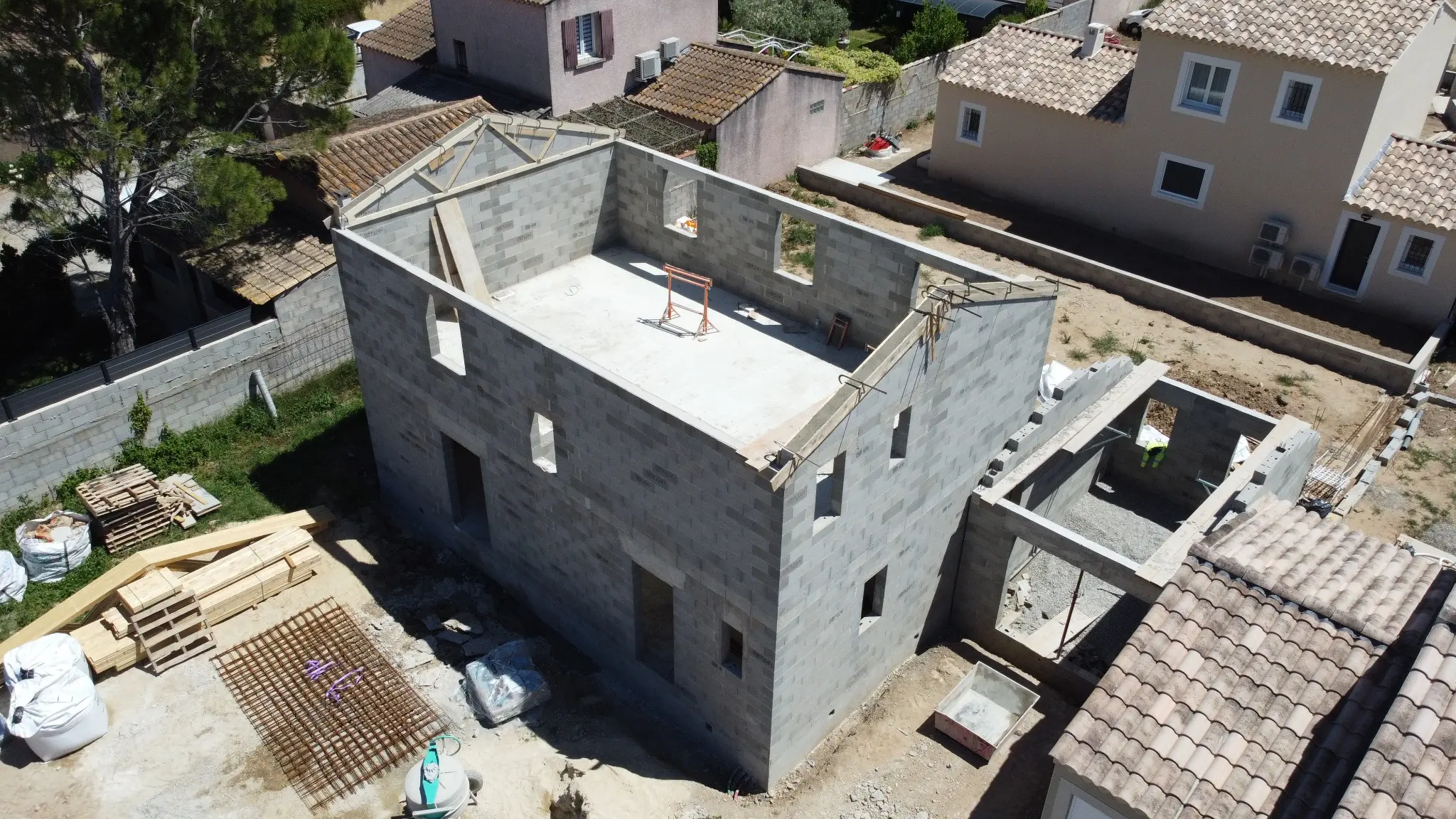 Pignons et préparation de charpente d’une maison à Fontvieille