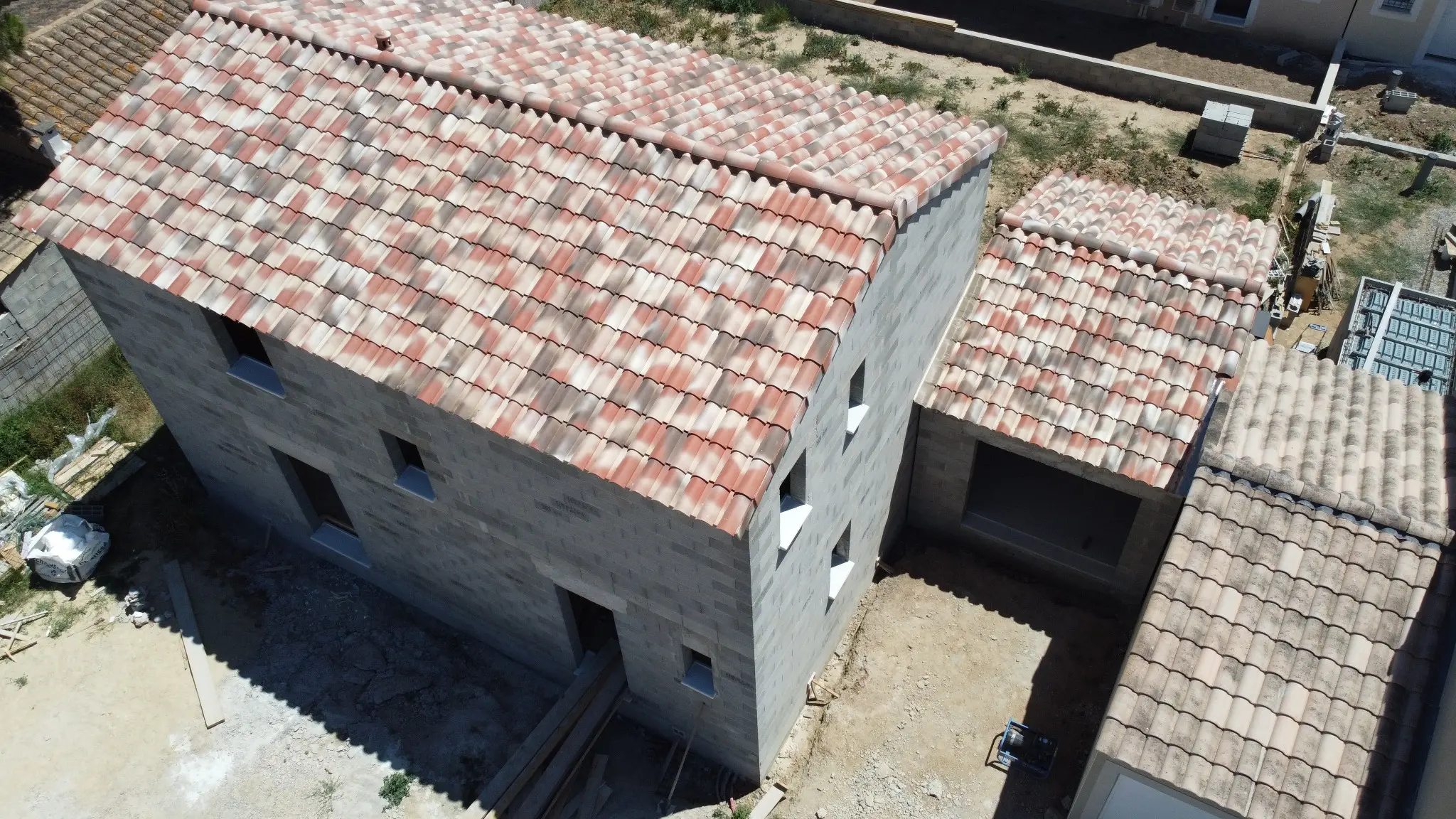 Vue aérienne de la toiture en tuiles d’une maison neuve à Fontvieille