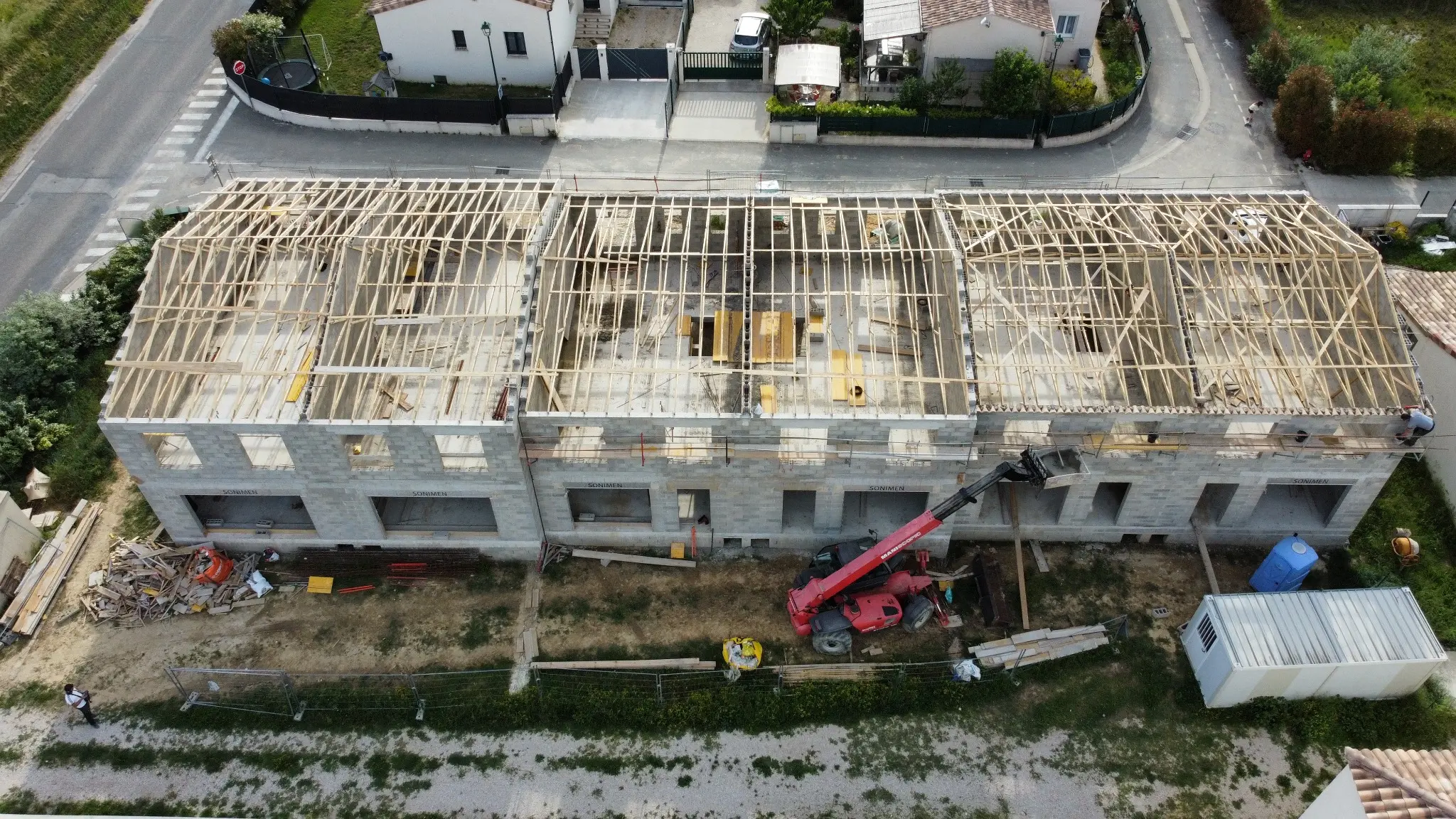 Vue aérienne de la charpente des six logements à Gaujac