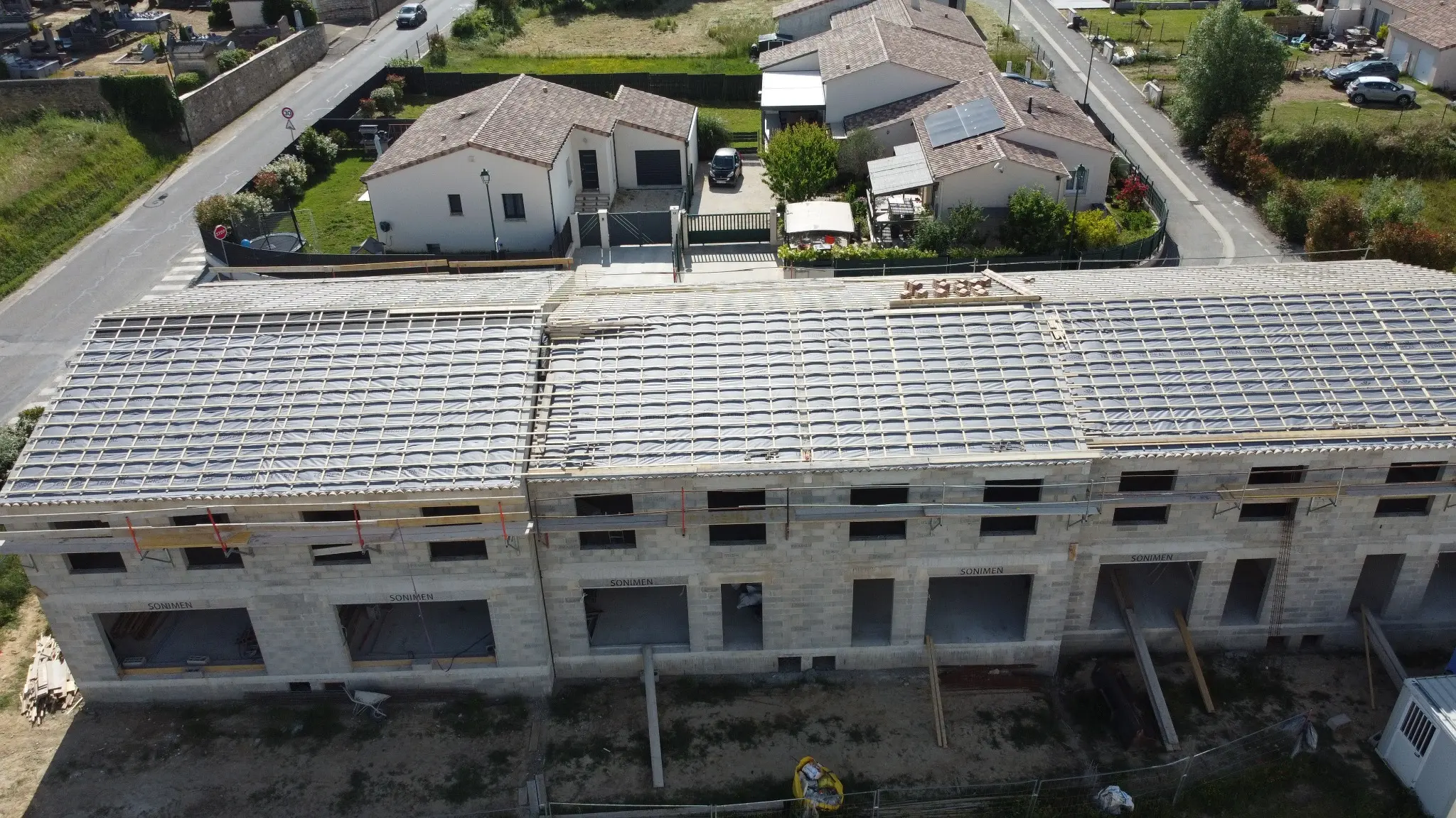 Début de la charpente sur six logements à Gaujac