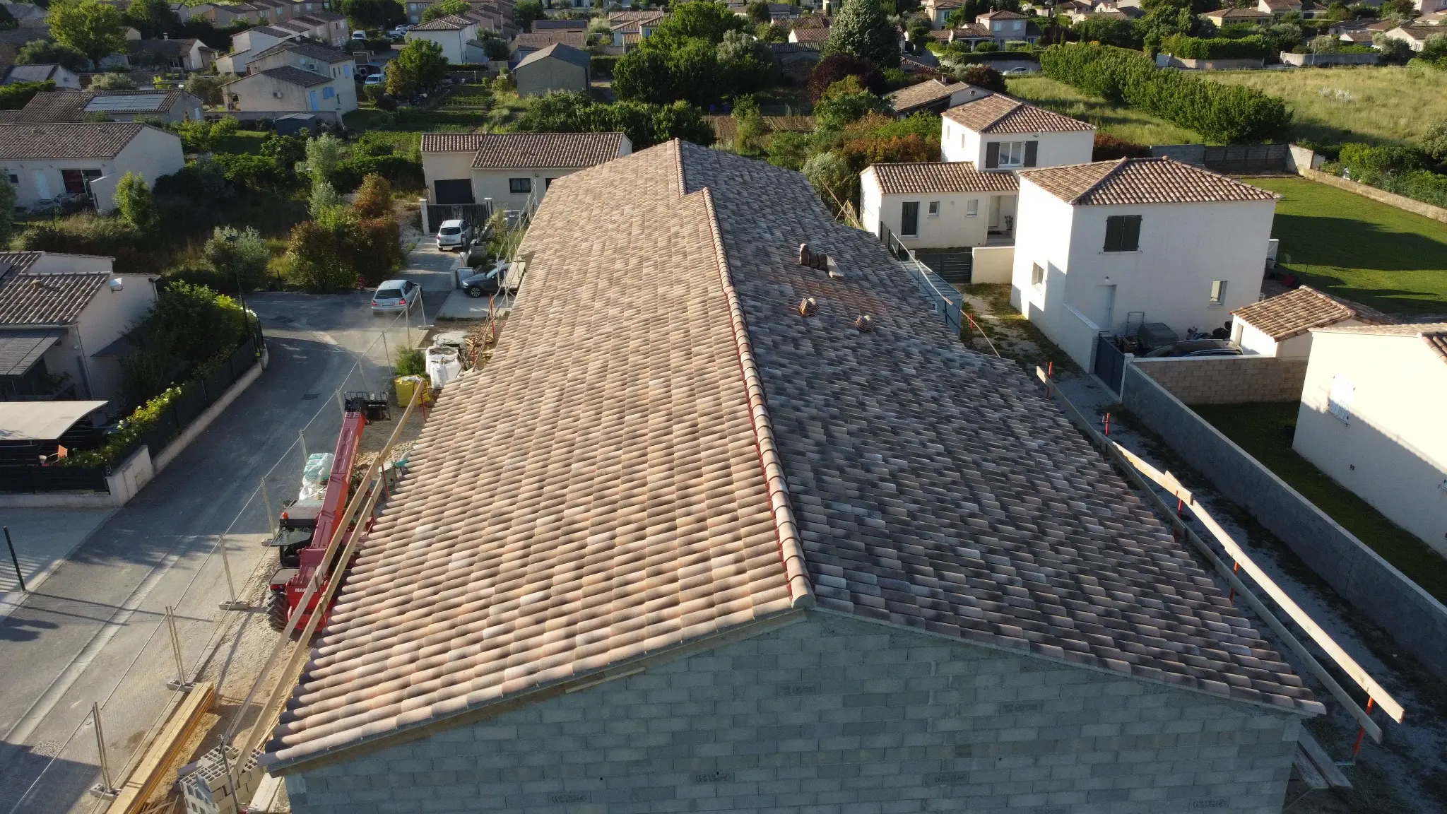 Couverture en tuiles des six logements construits à Gaujac