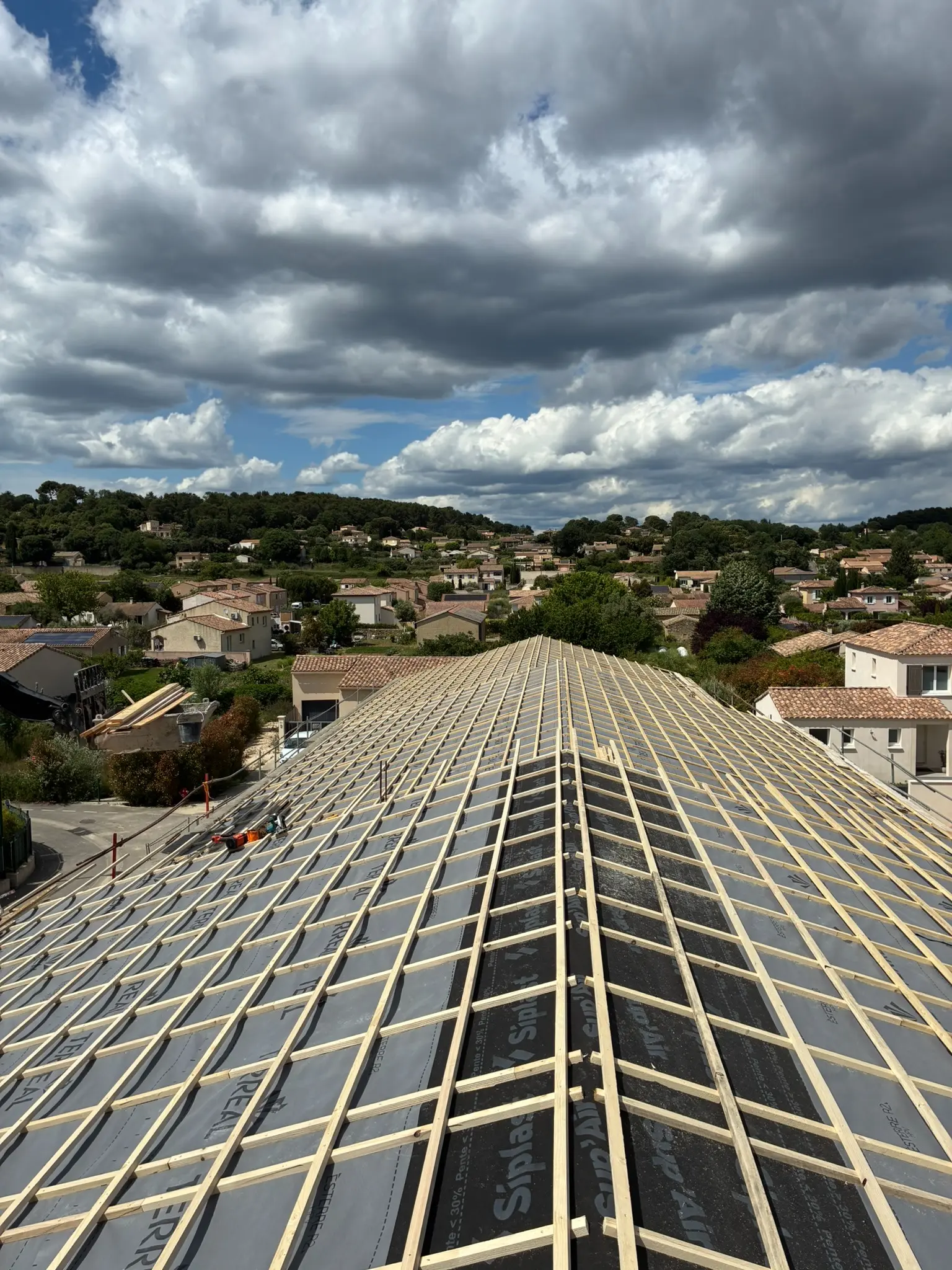 Écran sous-toiture et liteaux sur le chantier de Gaujac