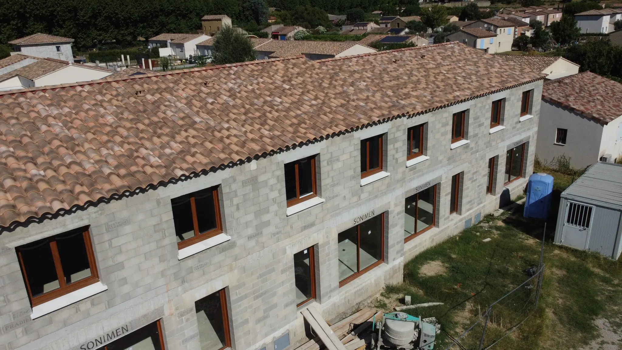 Façade côté jardin des six logements à Gaujac