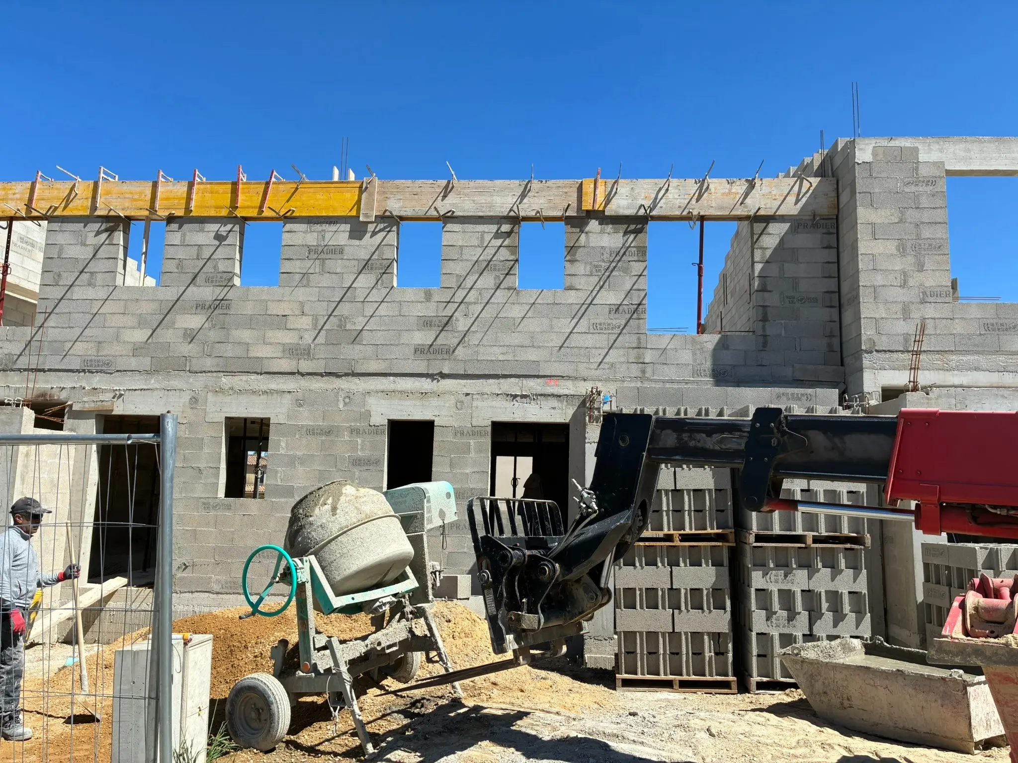 Linteaux et chaînages du bâtiment de six logements à Gaujac