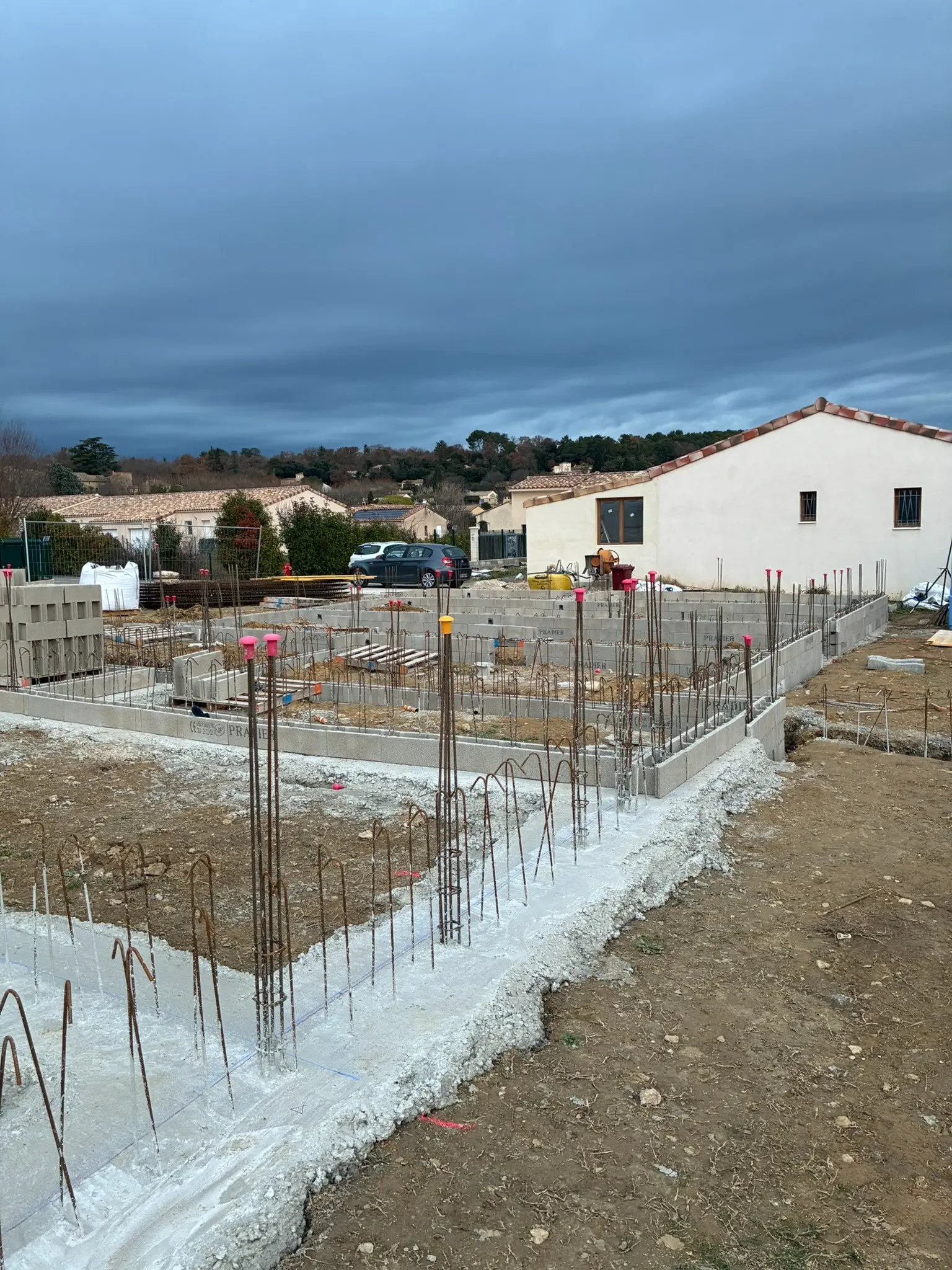Soubassements et attentes verticales du chantier de Gaujac