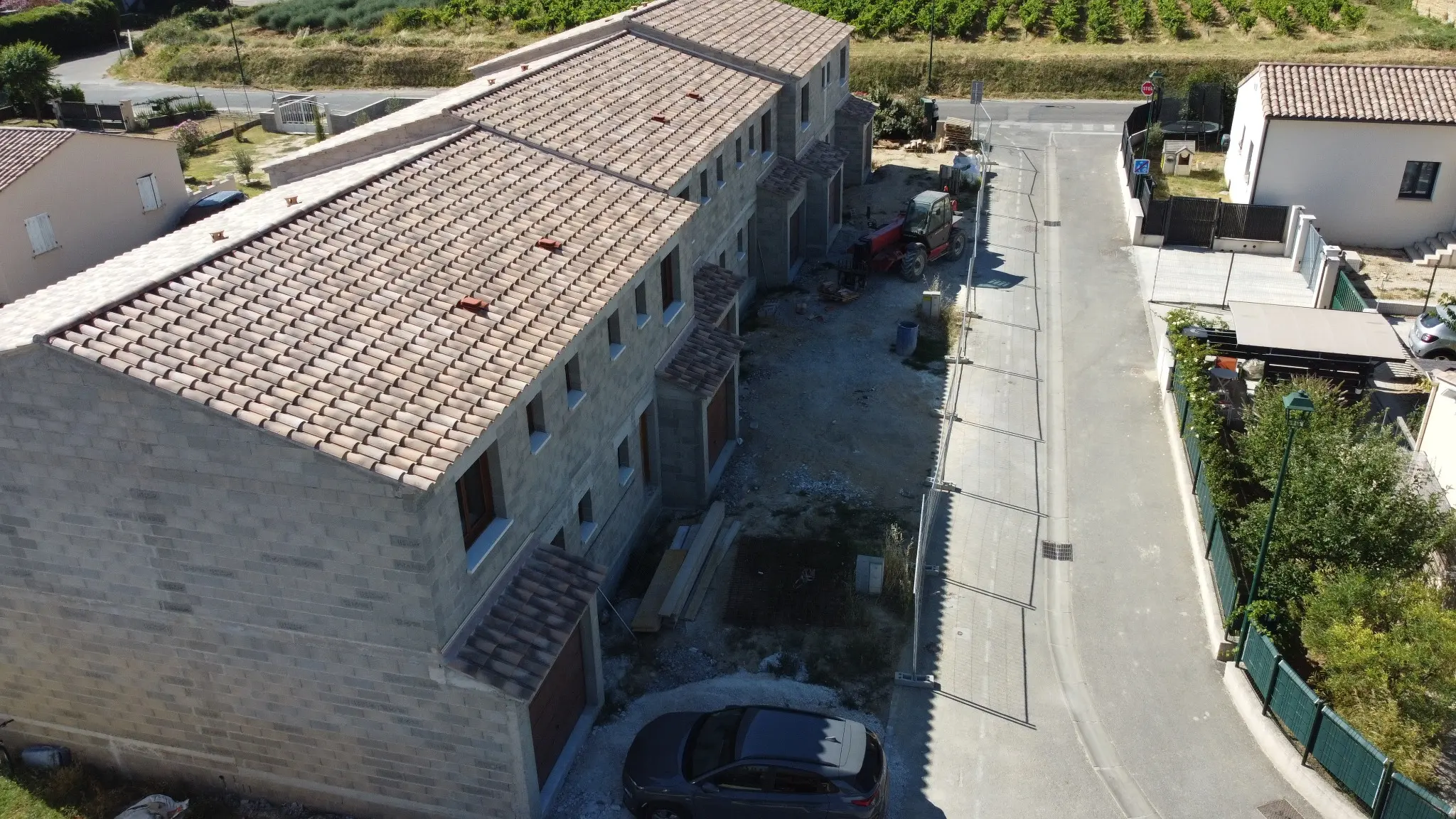 Vue aérienne finale des six logements le long de la rue à Gaujac