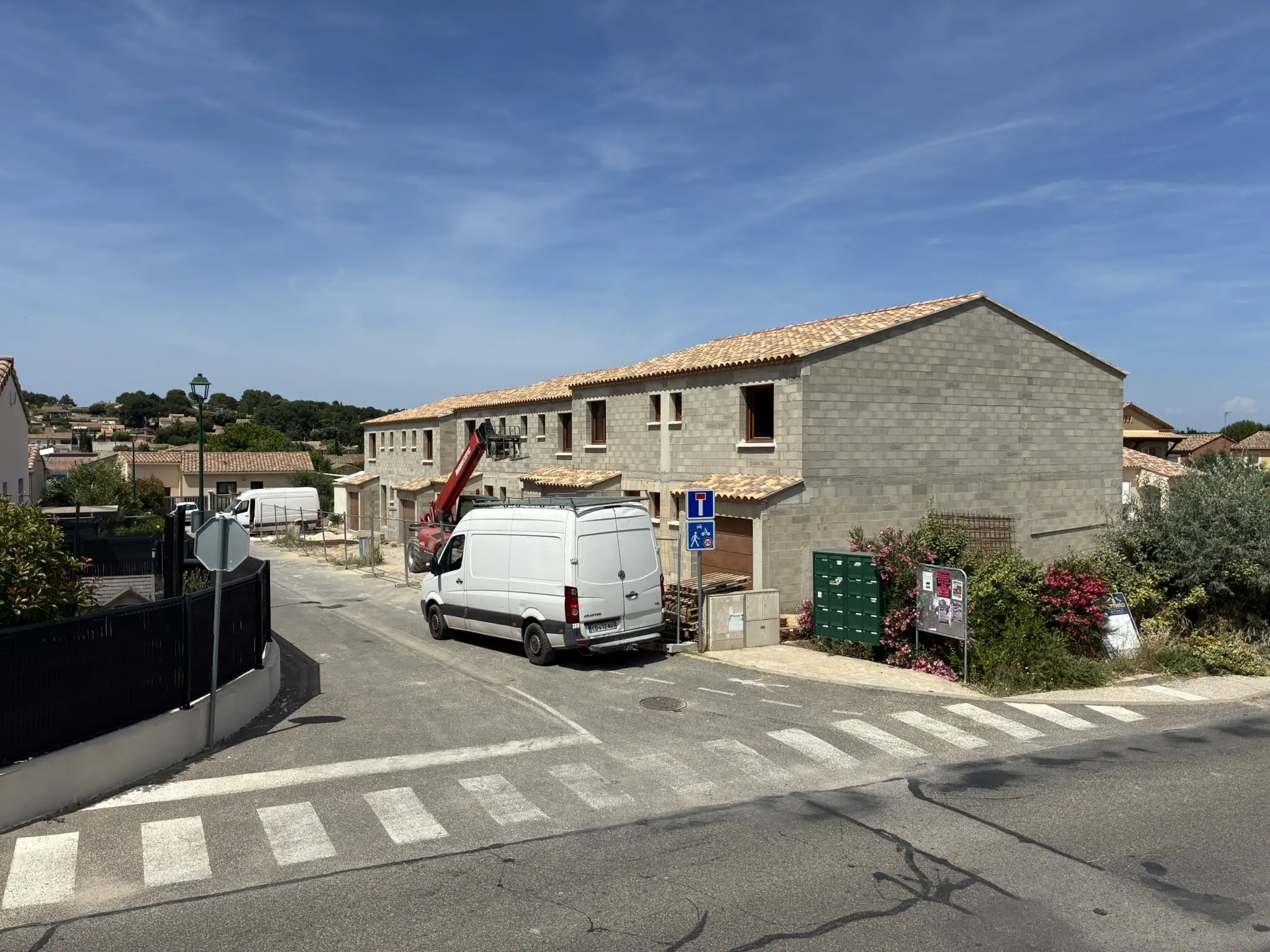 Vue depuis la rue du chantier de six logements à Gaujac