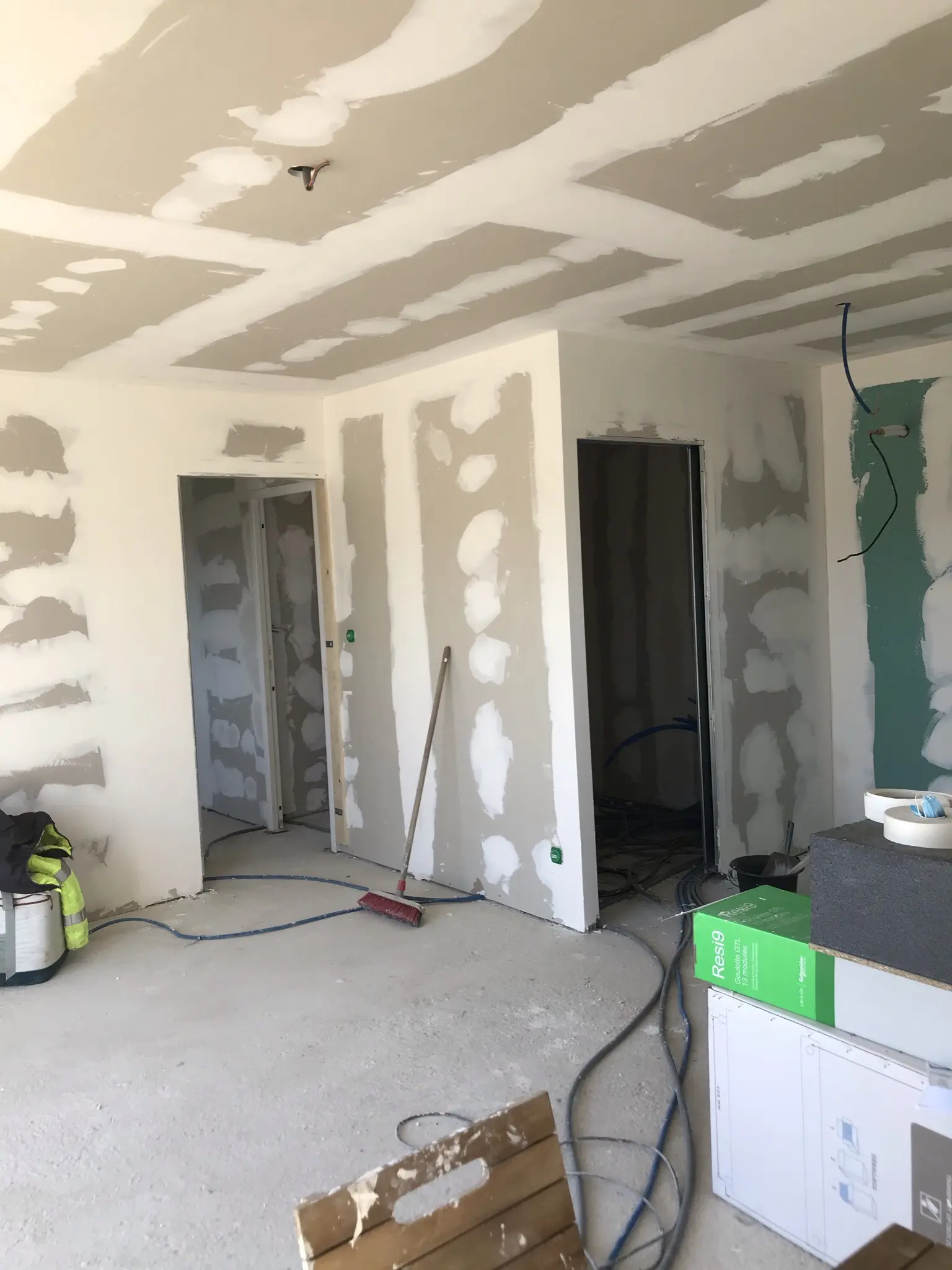Cloisons en plaques de plâtre et réseaux d’une maison à Maillane