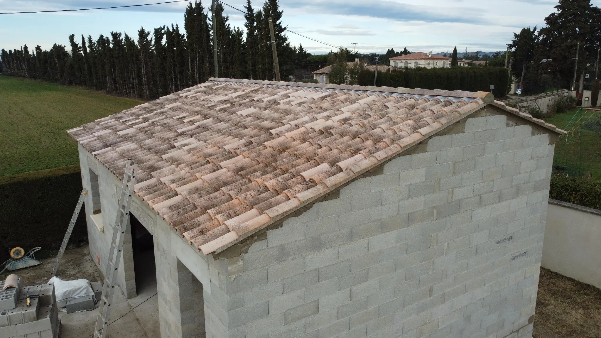 Toiture en tuiles d’une maison neuve à Maillane