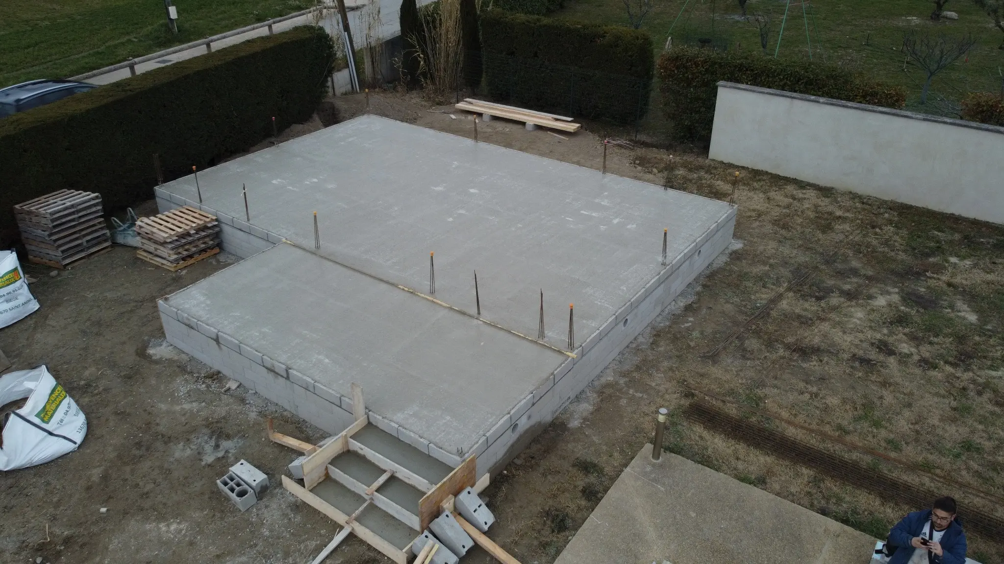 Dalle béton d’une maison de plain-pied en construction à Maillane