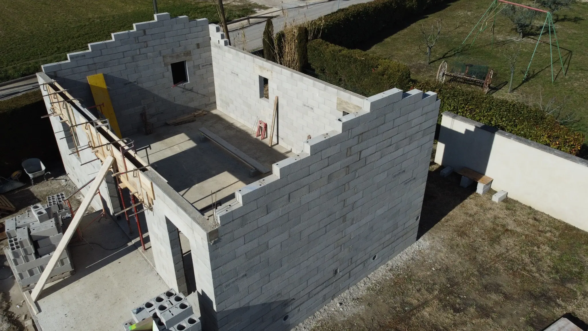 Élévation des murs et pignons d’une maison neuve à Maillane