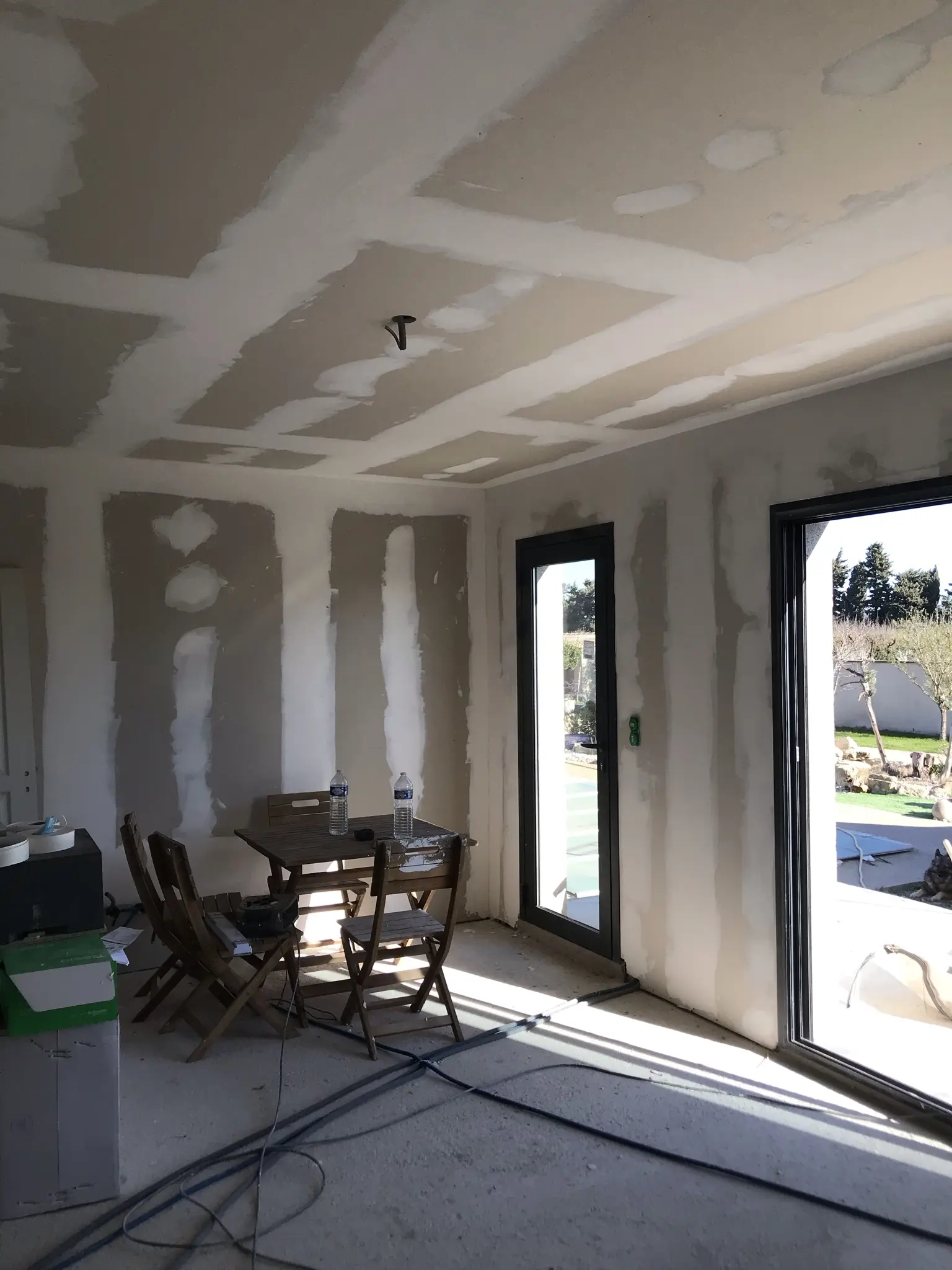 Plâtrerie et menuiseries extérieures d’une construction à Maillane
