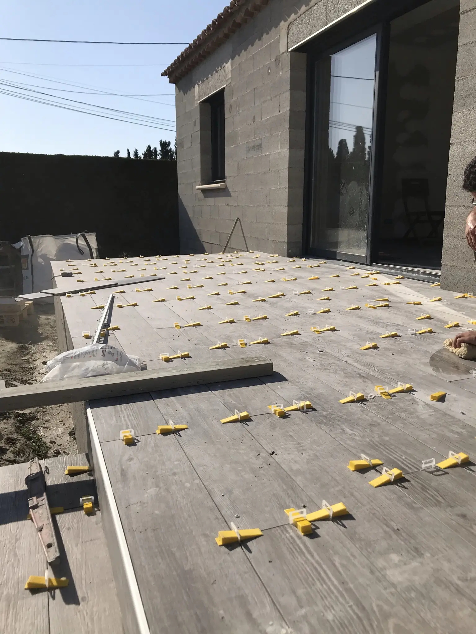 Pose du carrelage d’une terrasse de maison neuve à Maillane