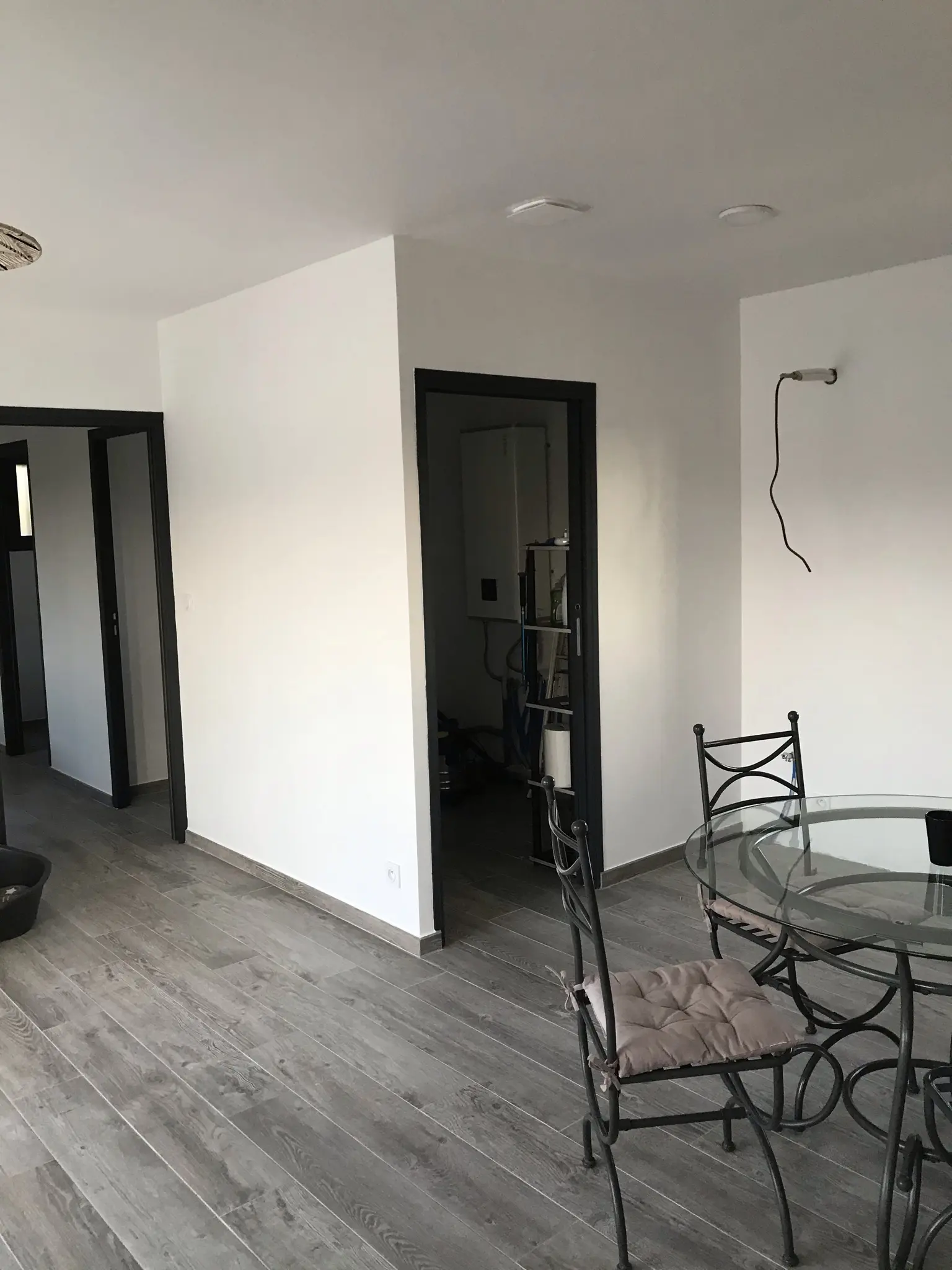 Finitions du séjour d’une maison neuve construite à Maillane