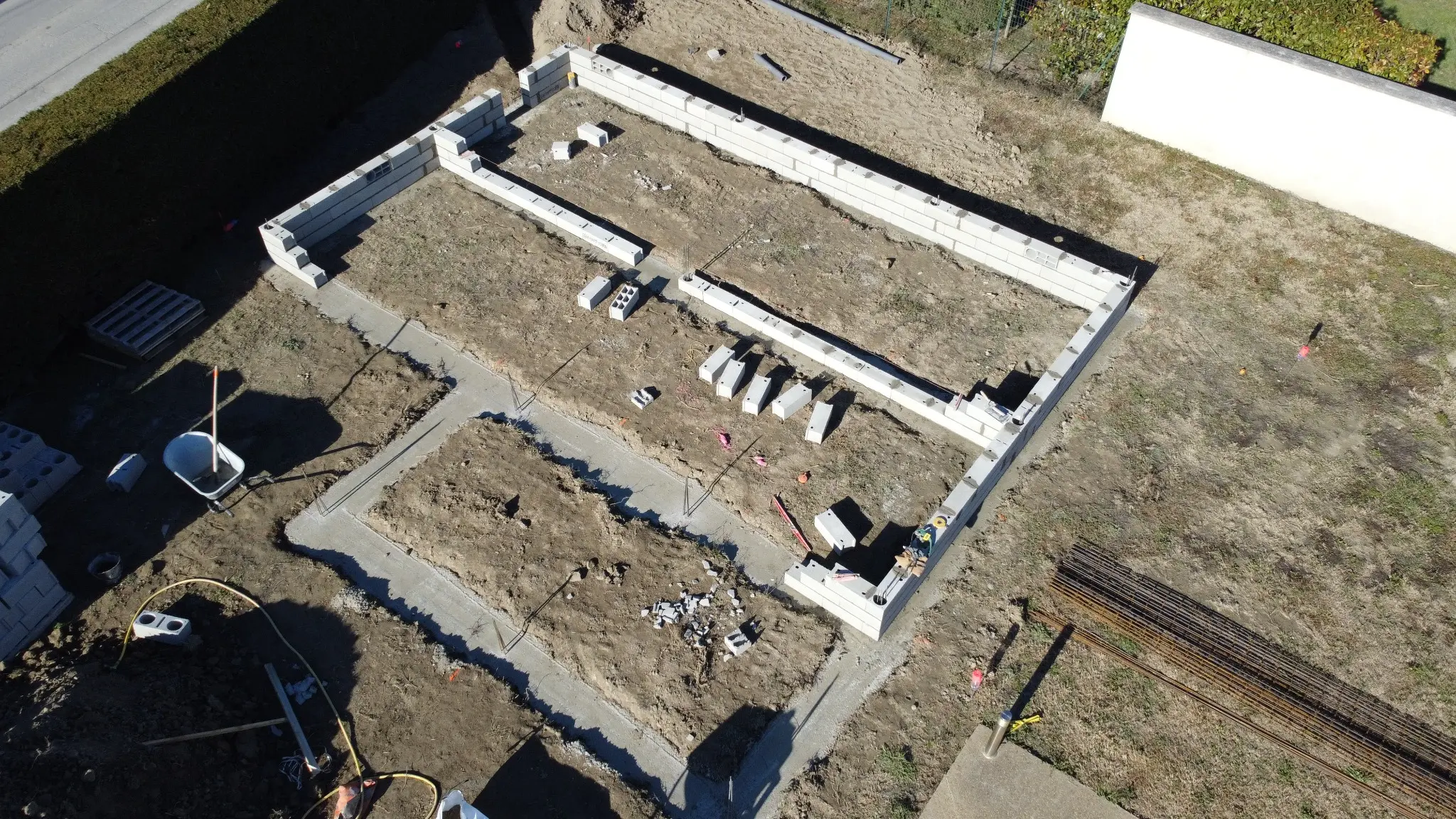 Murs de soubassement d’une maison neuve à Maillane