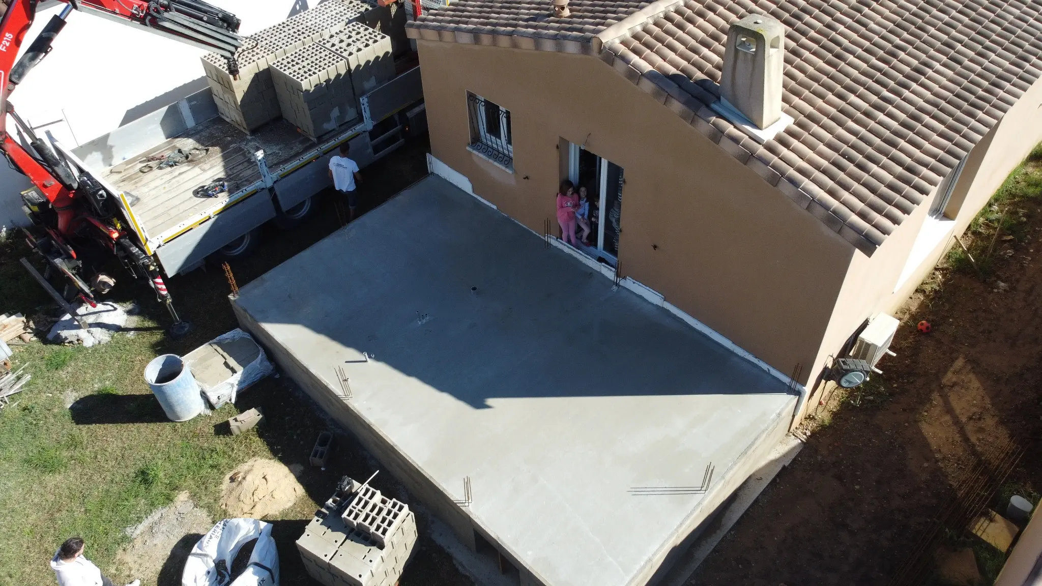 Vue aérienne de la dalle d’une extension accolée à une maison à Piolenc
