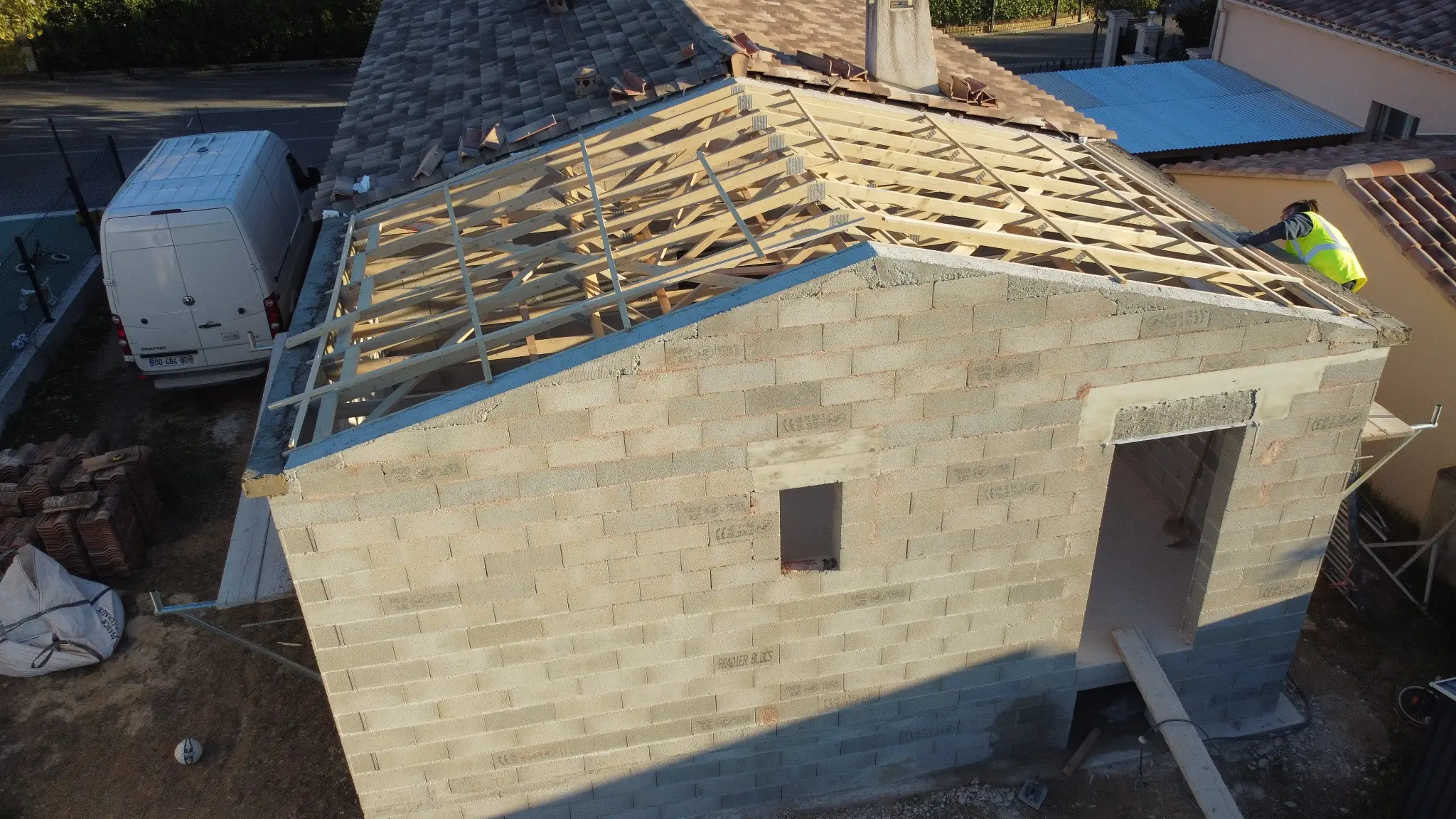 Murs et charpente fermette d’une extension de maison à Piolenc