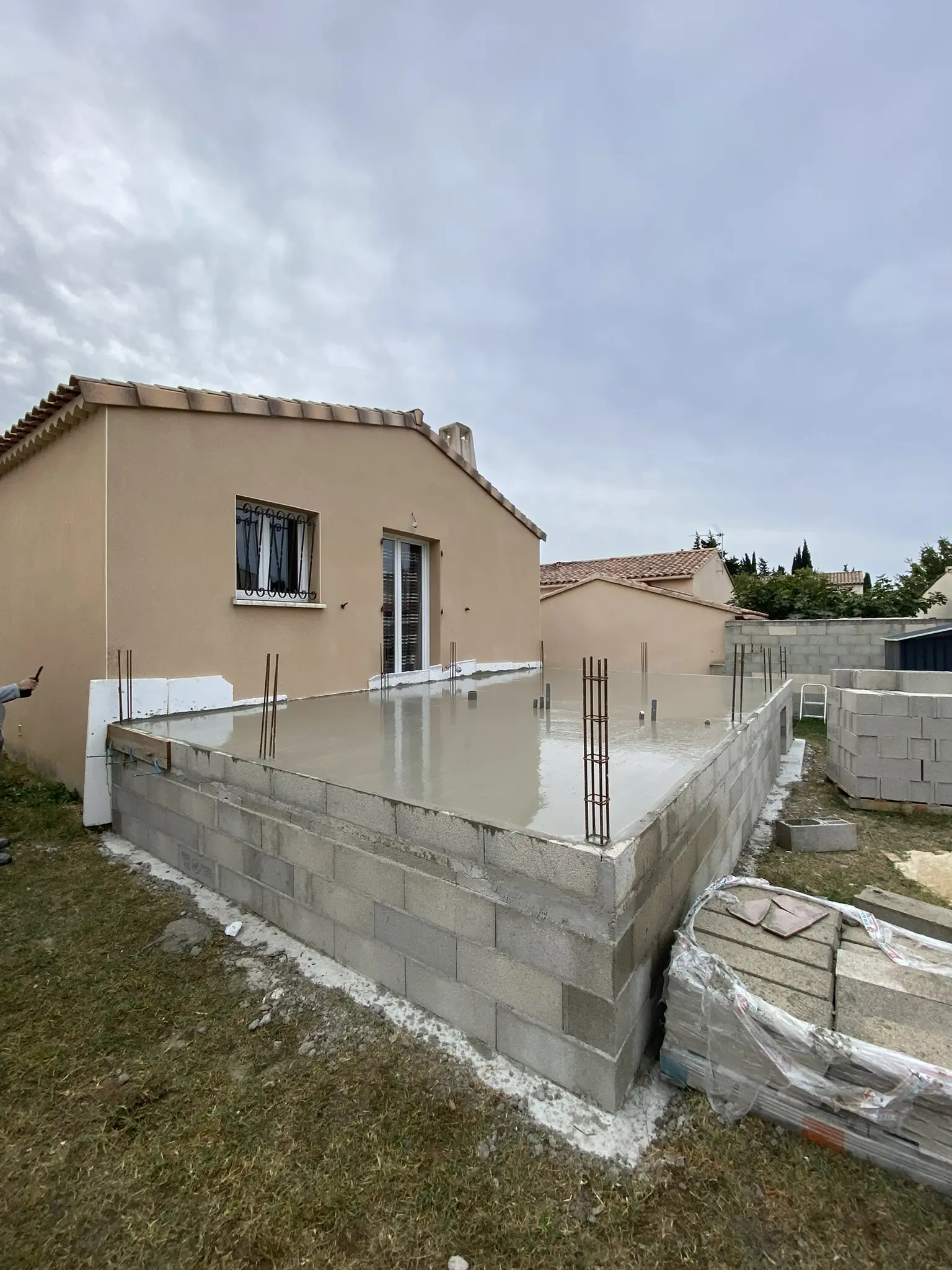 Soubassement et dalle béton d’une extension de maison à Piolenc