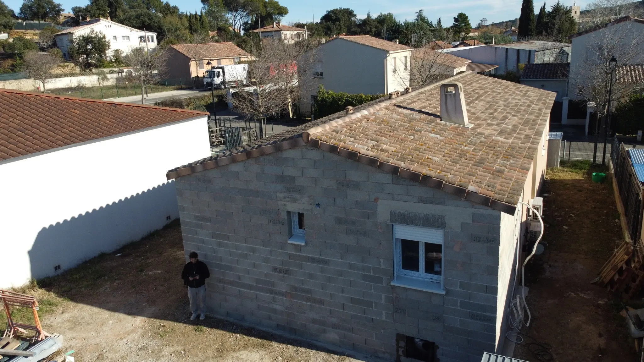 Extension maçonnée avec toiture en tuiles réalisée à Piolenc par BatiPro Construction