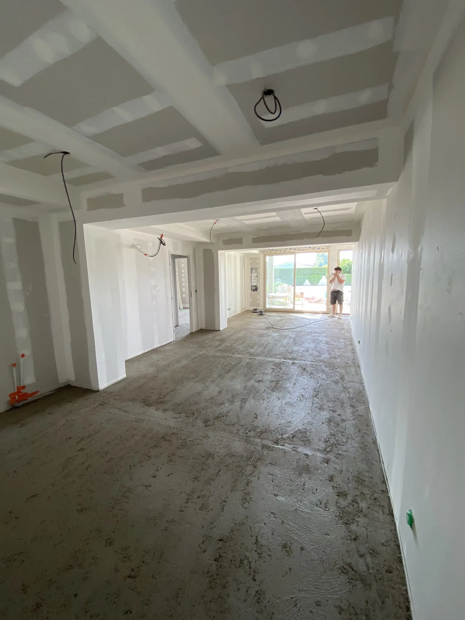 Grande pièce de vie en cours de rénovation à Althen-des-Paluds