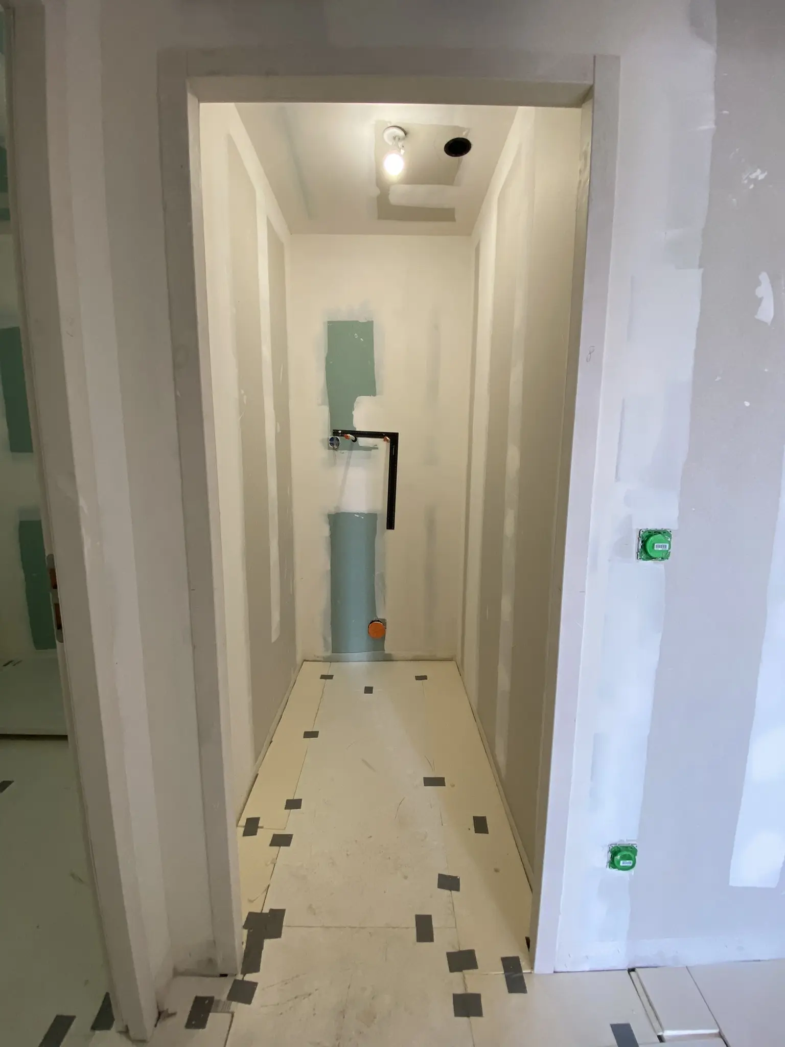 Réseaux sanitaires d’une salle d’eau rénovée à Althen-des-Paluds