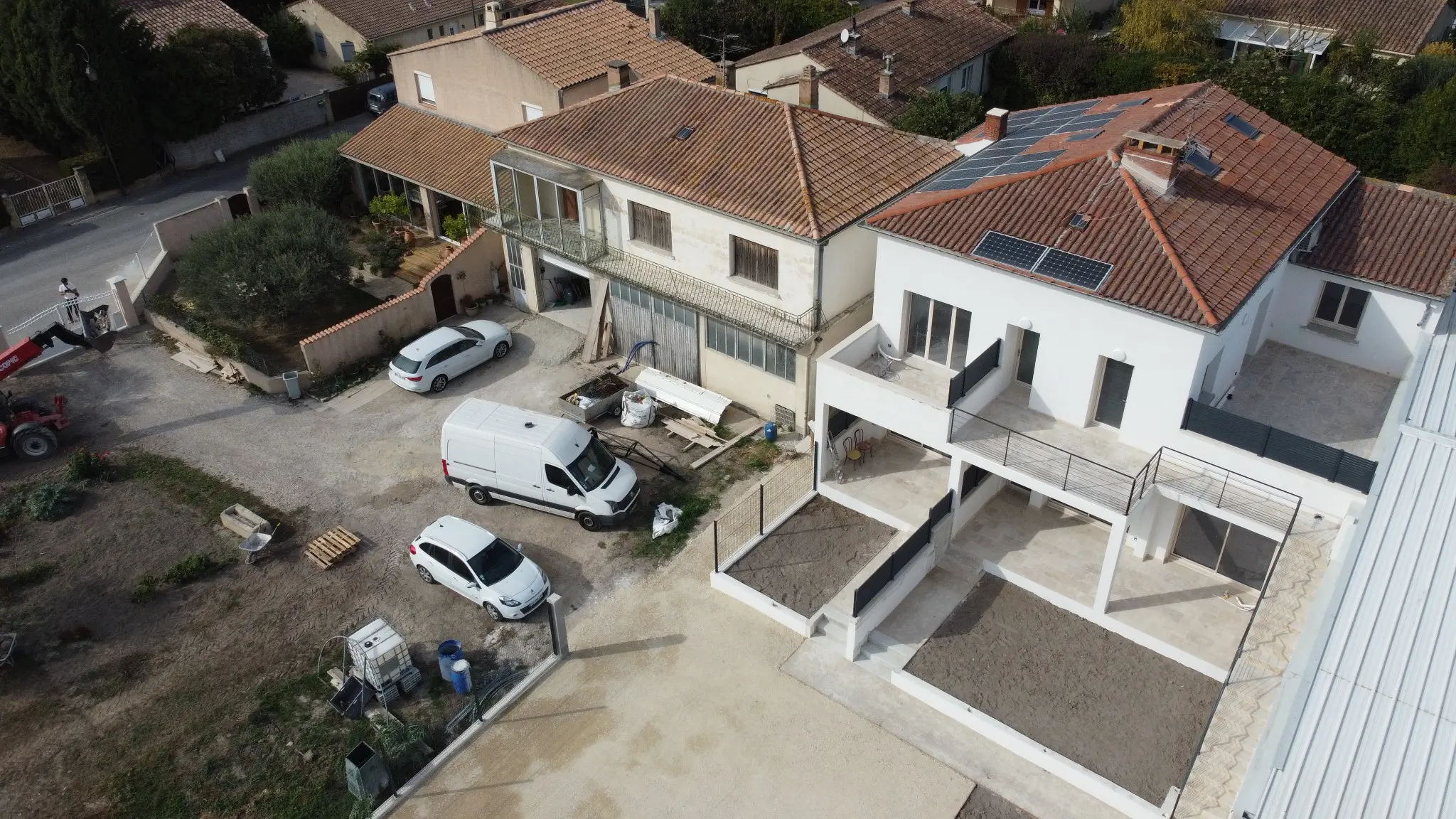 Vue aérienne de la façade rénovée à Althen-des-Paluds