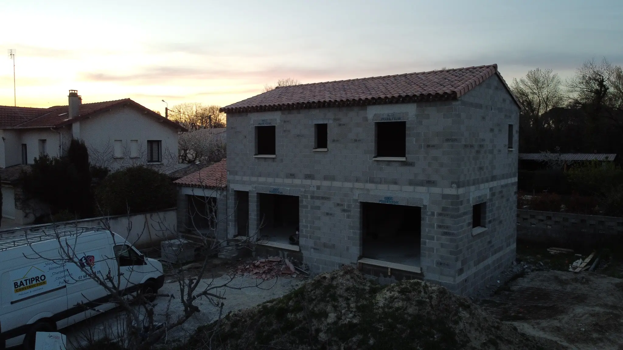 Couverture en tuiles d’une maison neuve construite à Valréas