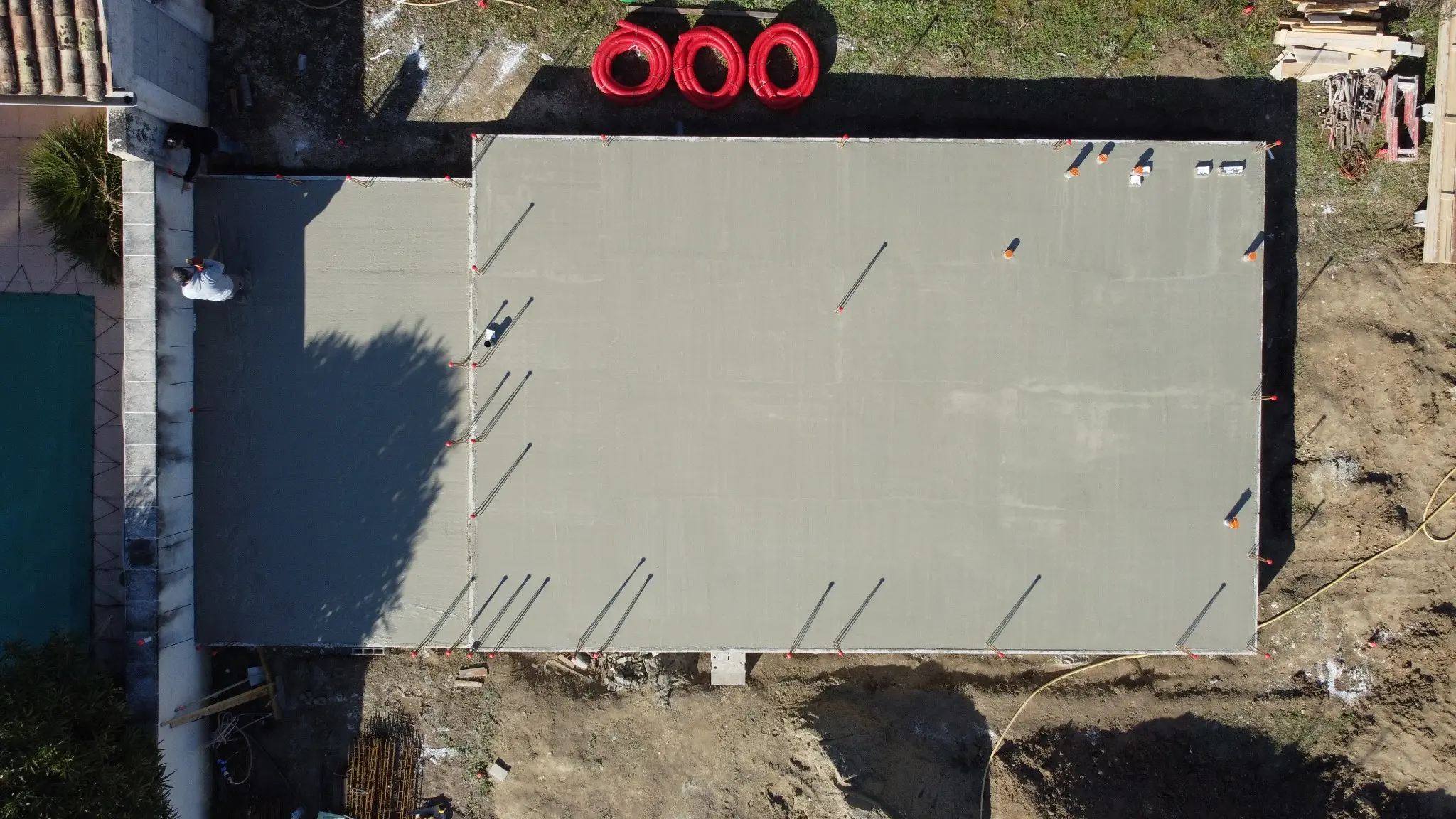 Dalle béton fraîchement coulée sur une maison neuve à Valréas