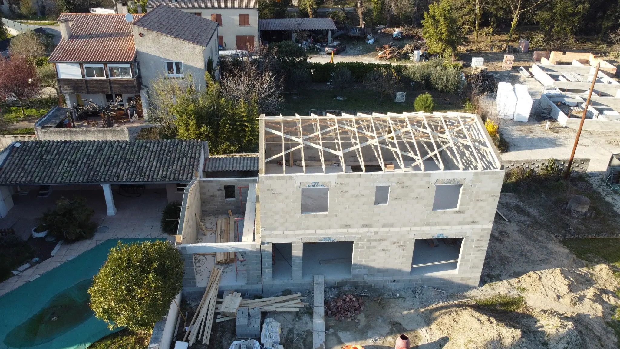 Maison R+1 en parpaings avec charpente fermette à Valréas