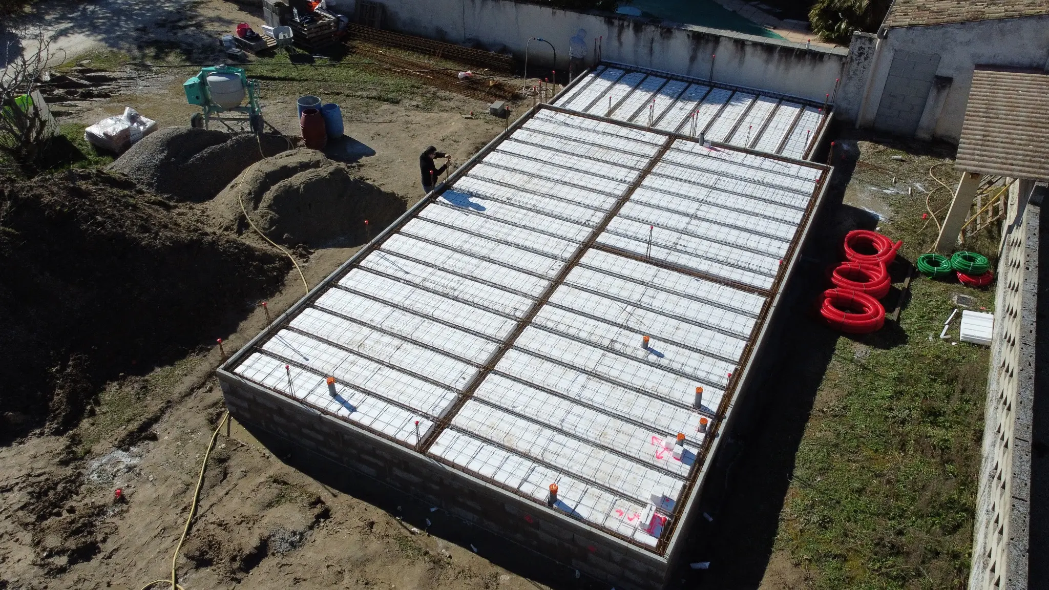 Plancher poutrelles-hourdis d’une maison en construction à Valréas