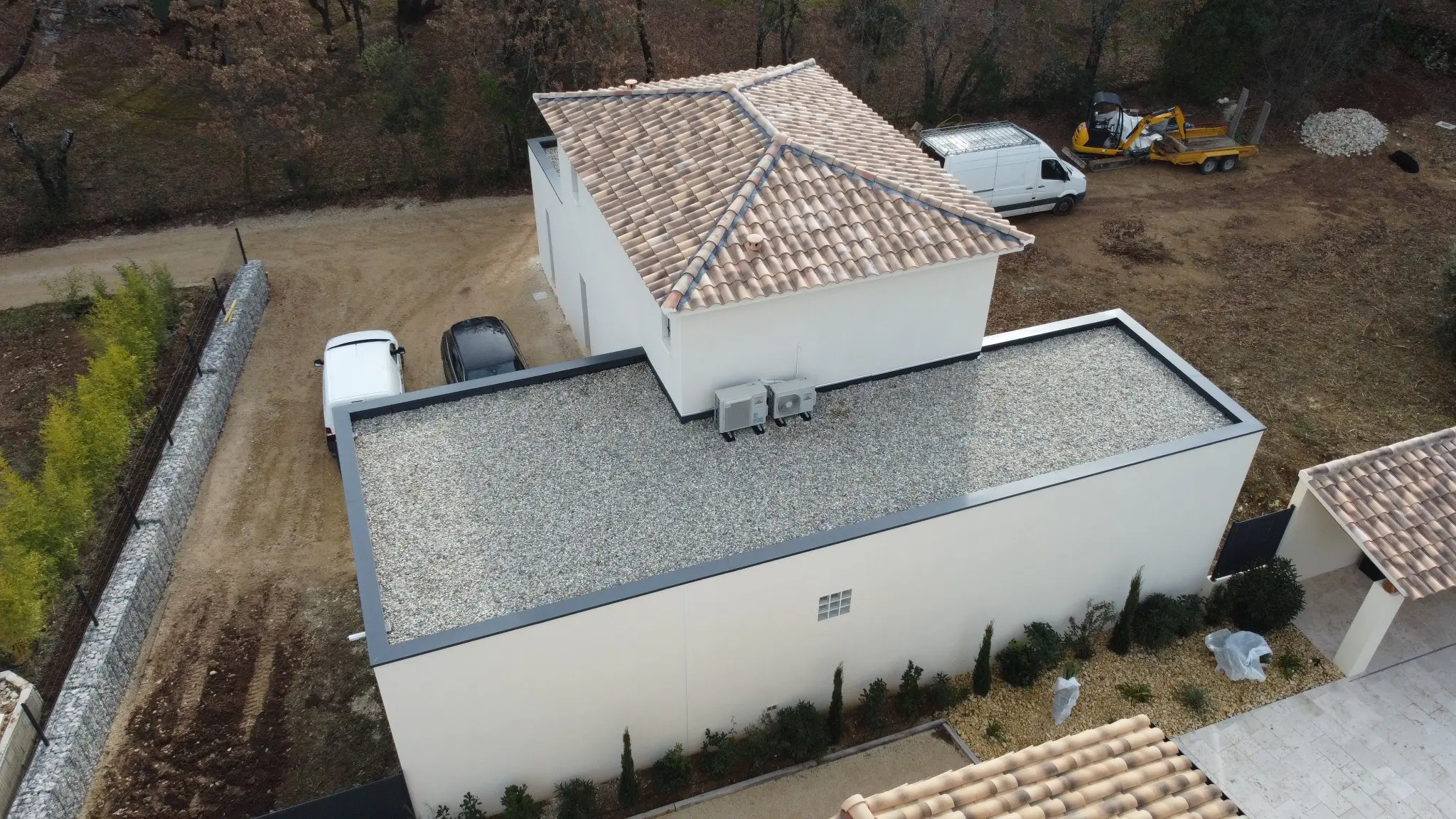Toiture en tuiles et toitures-terrasses d’une maison neuve à Venasque